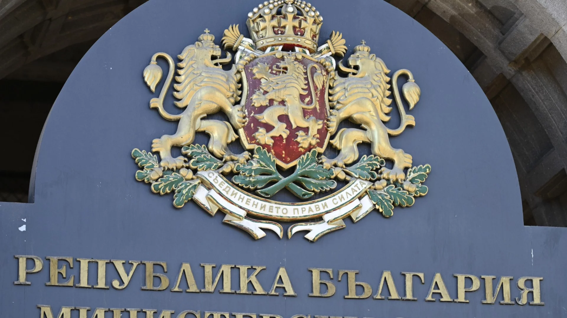 "Политическите убийства са несъвместими с демокрацията": Кабинетът "Радев" за атентатите в Солун