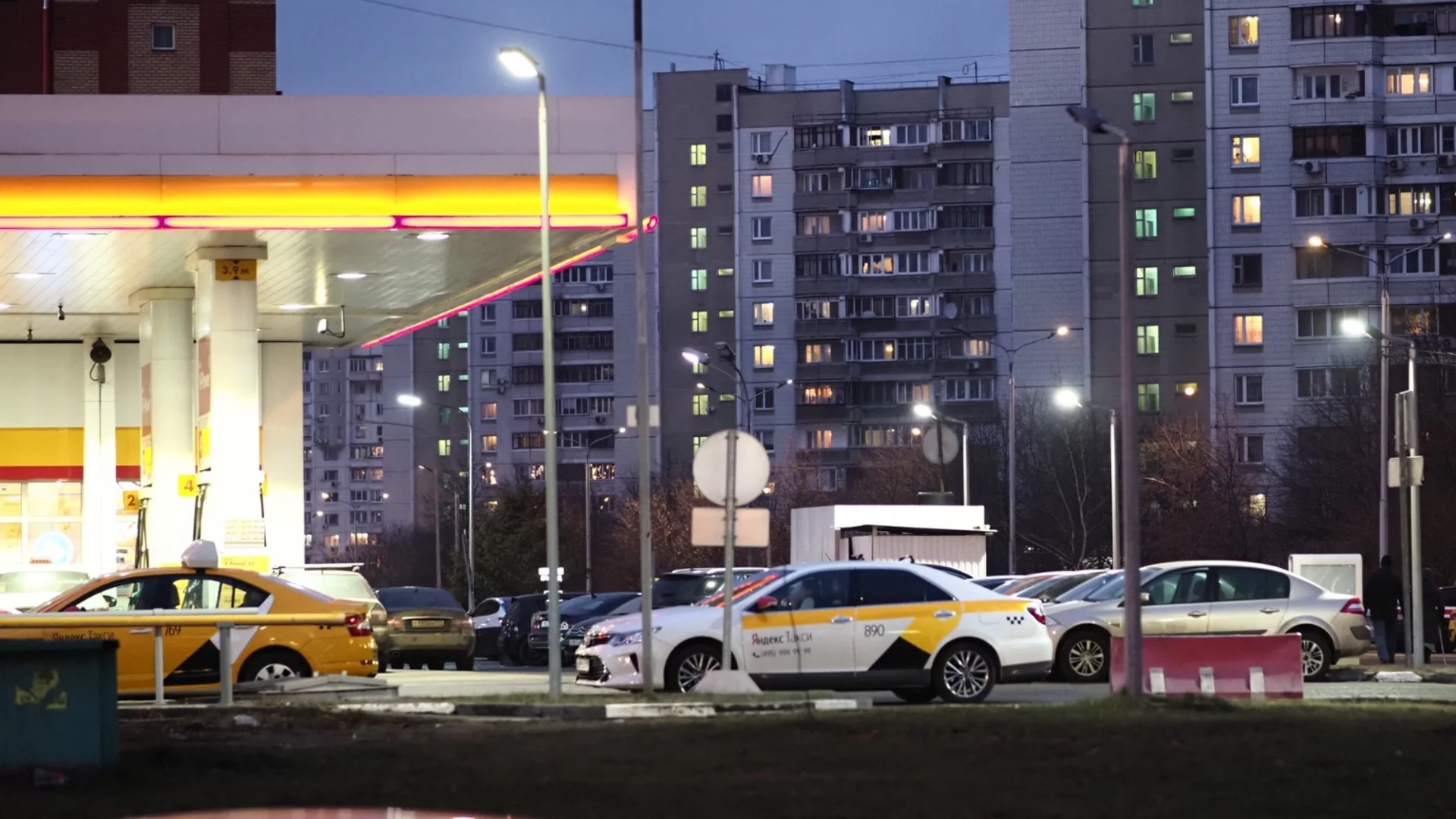 Най-голямото нефтено пристанище на Русия остана без бензин, пускат гориво само за линейки и аварийни служби
