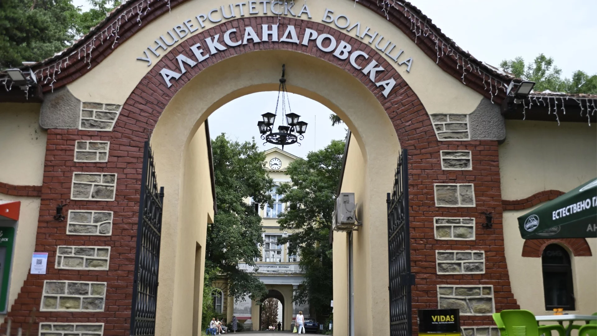 "48% ръст на заплатите за администрацията, 0% за лекарите": Синдикатите обвиниха шефа на Александровска в лъжа
