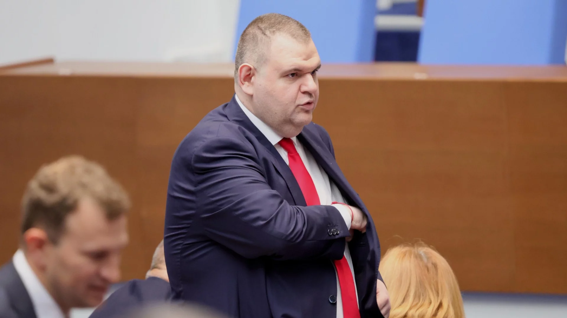 Как са финансирани пътуванията на Пеевски до Дубай и какво се е случило там: Глас от "Прогресивна България" с поредица от въпроси