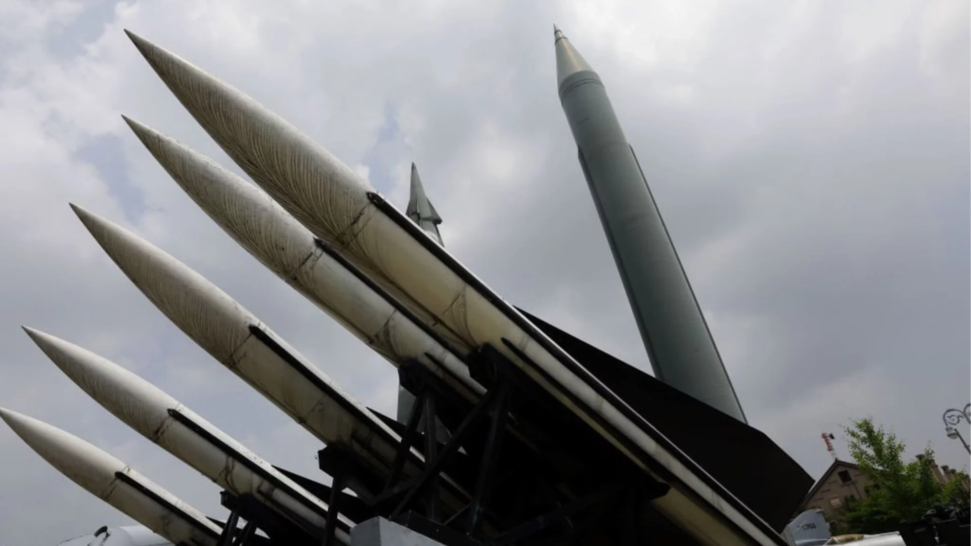 Военна демонстрация: Северна Корея изстреля 12 ракети от най-новия си разрушител (ВИДЕО)