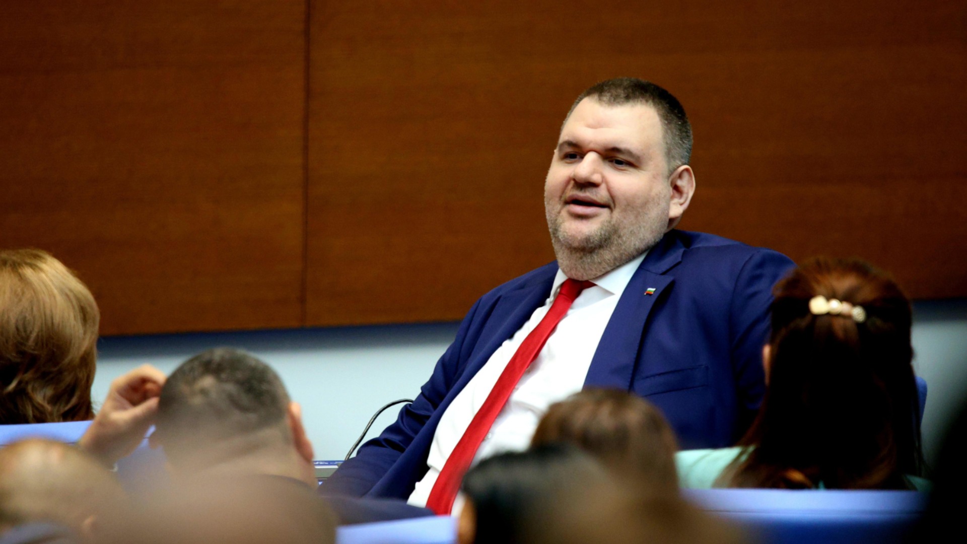 Журналист сравни скандала с полетите на Пеевски с филм на Костурица за Агент 007
