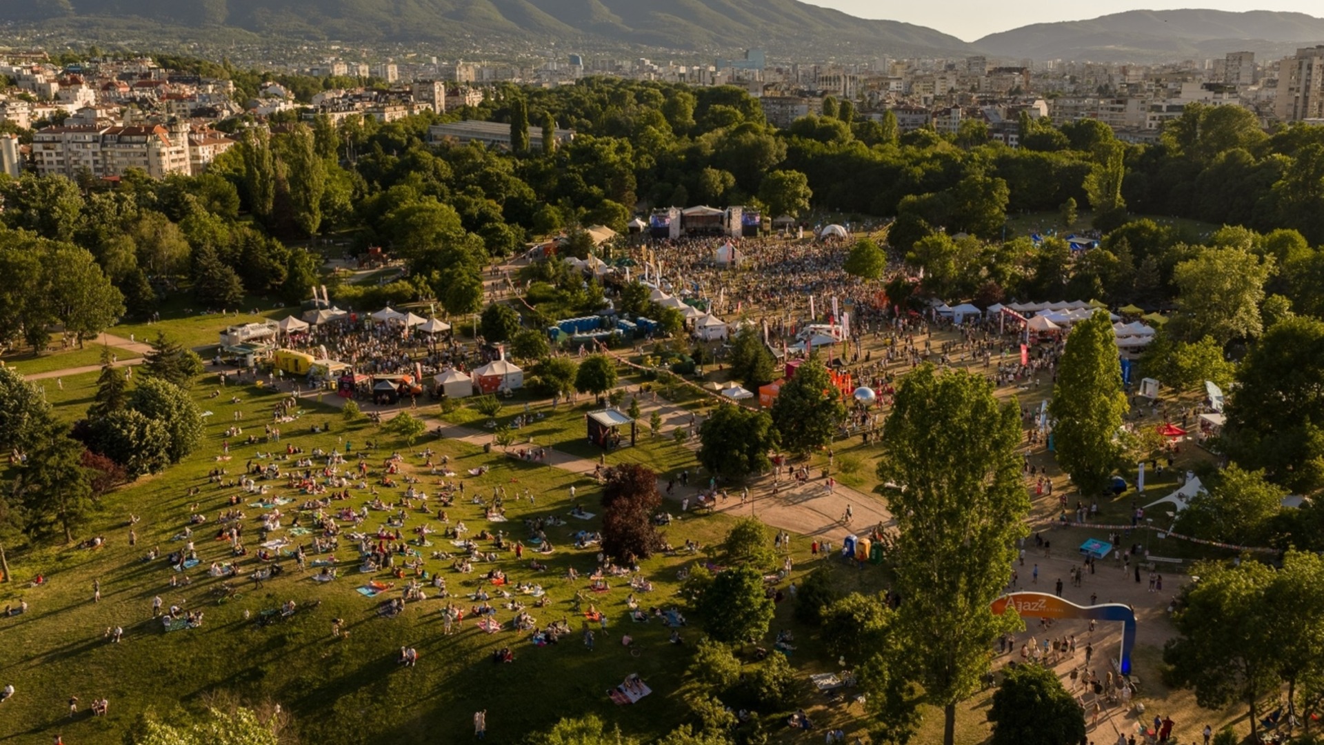 Исторически емоции отбелязаха 15 години музика, култура и общност на A to JazZ