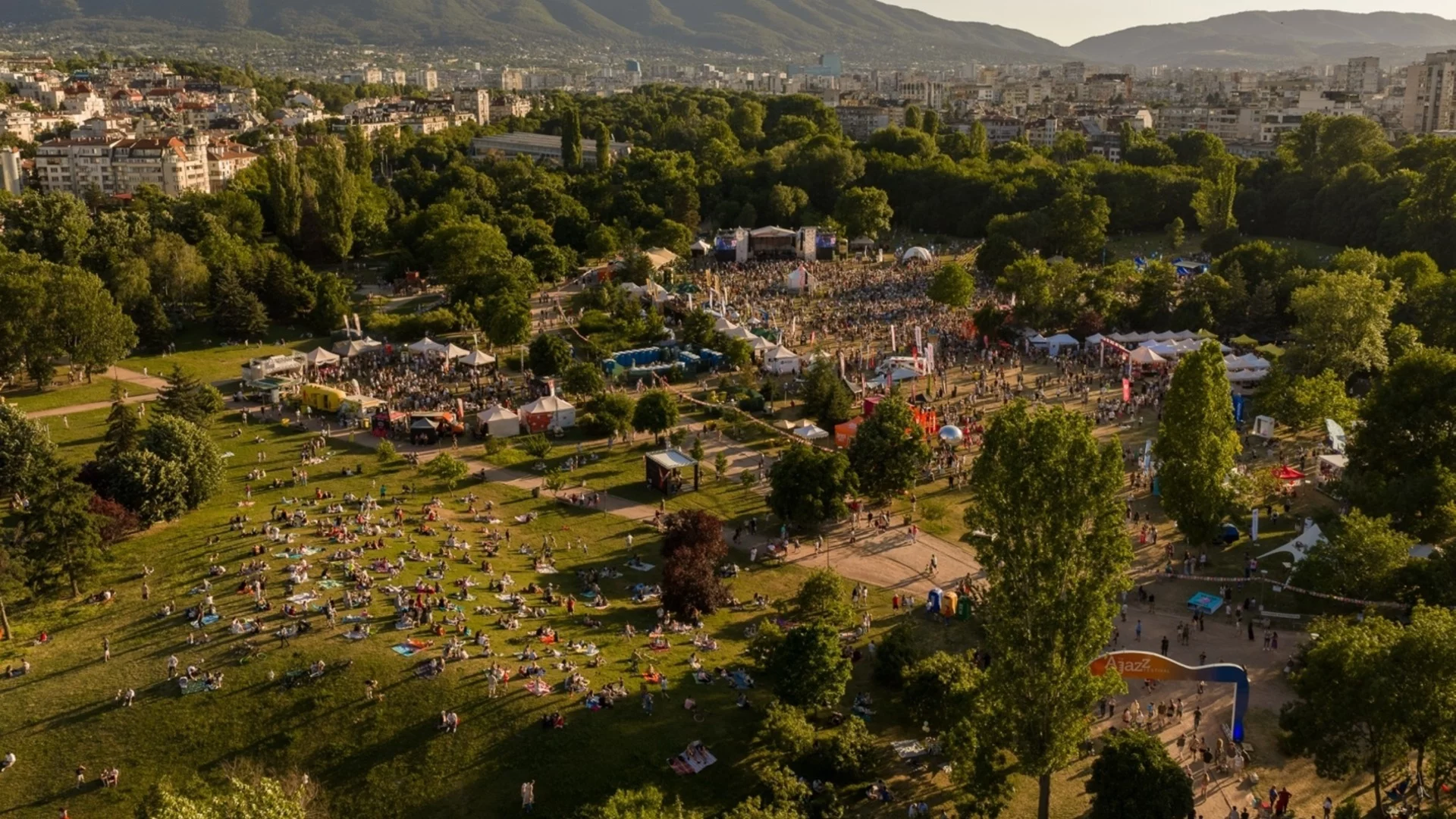 Исторически емоции отбелязаха 15 години музика, култура и общност на A to JazZ