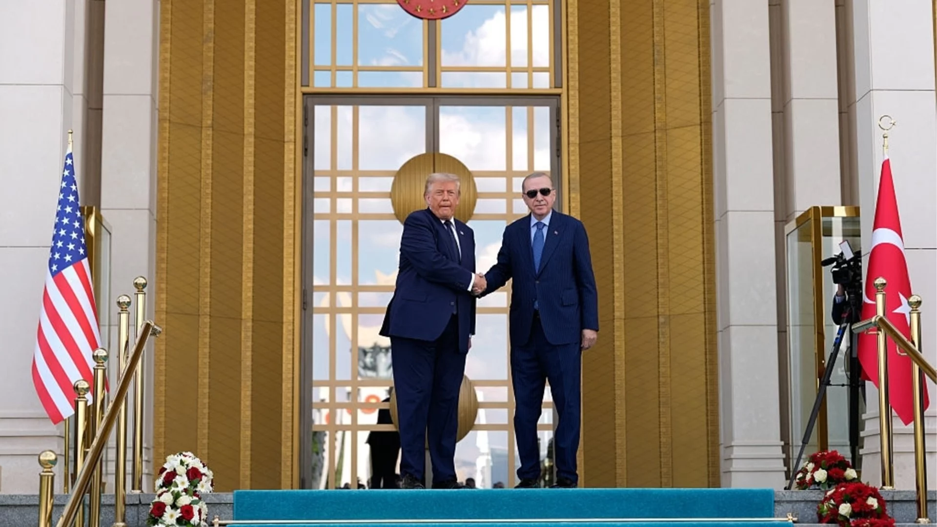 Тръмп пристигна намусен в Анкара и направи изявление за Путин и Зеленски (ВИДЕО)