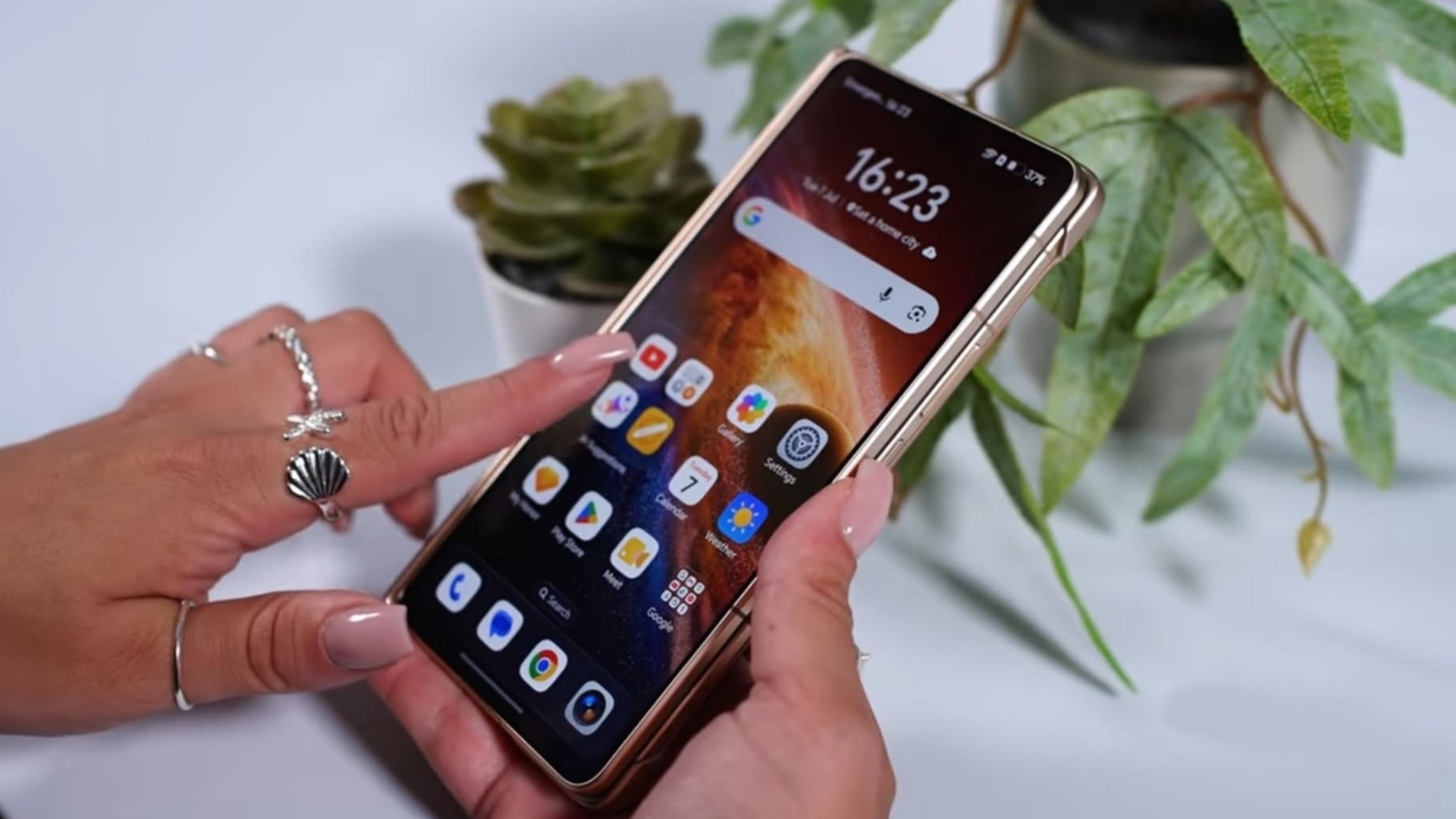 Honor Magic V6 впечатлява с издръжливост, здравина и два чудесни екрана (ВИДЕО)
