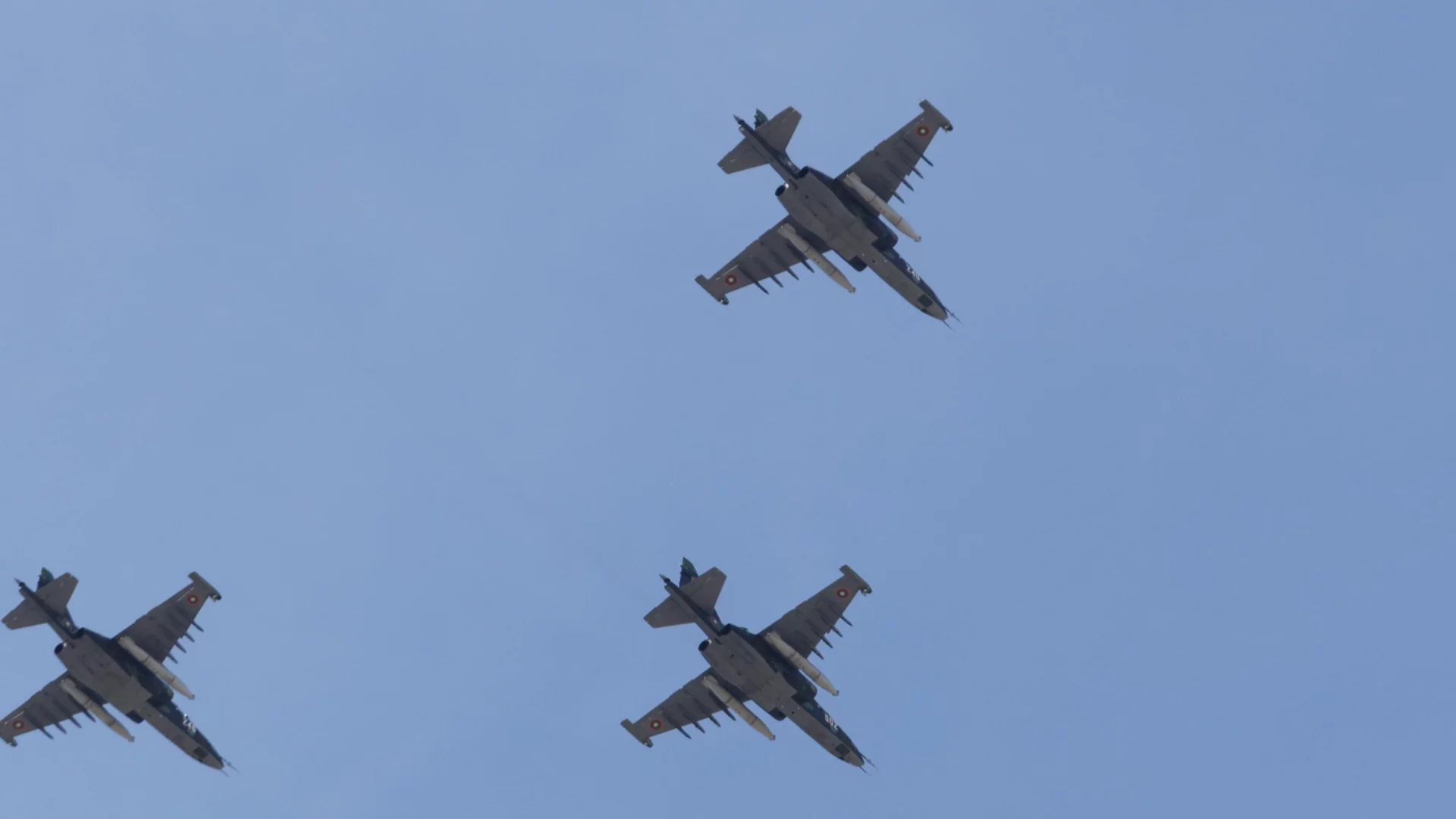Извънредна ситуация над Закинтос: Гръцки F-16 се запали във въздуха (ВИДЕО)