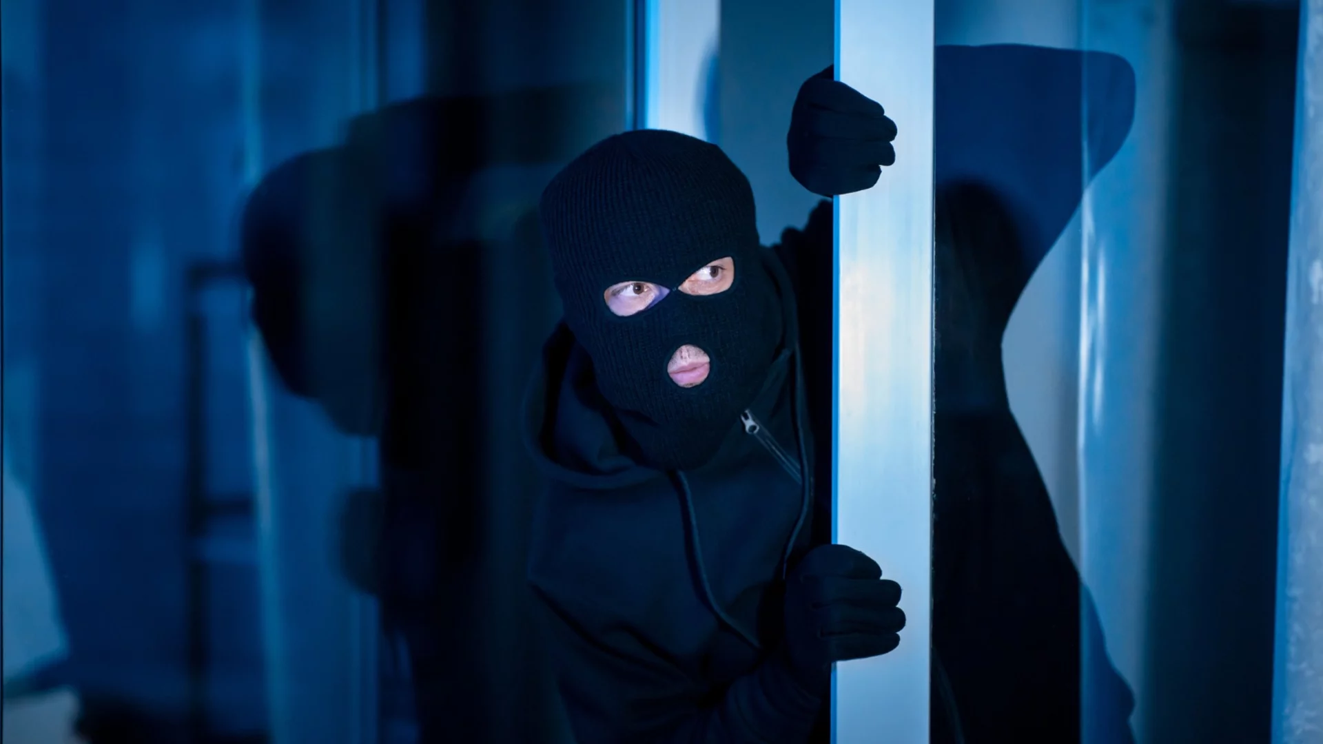 Зрелищен опит за обир: Крадци атакуваха банка с кола