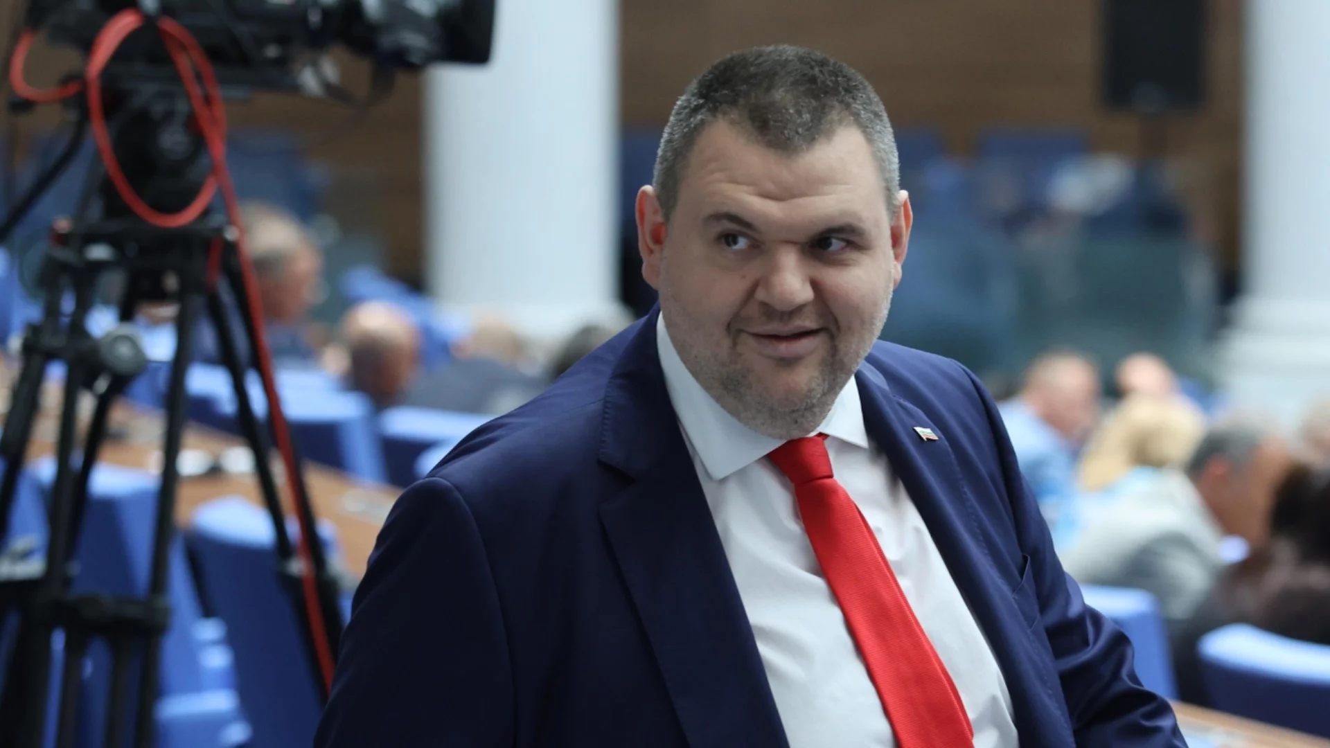 "Капитал": ГДБОП разследва Пеевски за изнасяне на недеклариран кеш и търговия с влияние
