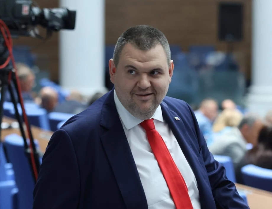 "Капитал": ГДБОП разследва Пеевски за изнасяне на недеклариран кеш и търговия с влияние