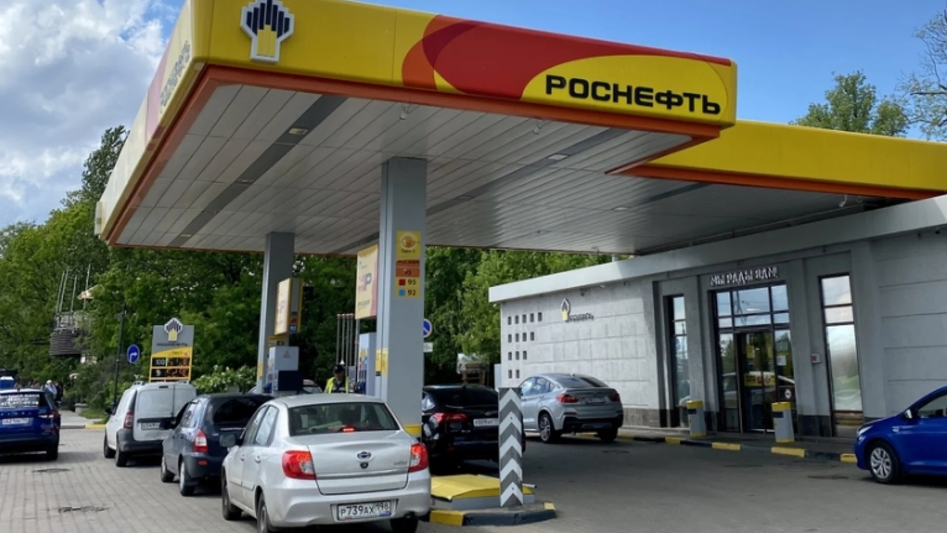 Горчиви сълзи в Русия: И в България зареждат по-евтин бензин!