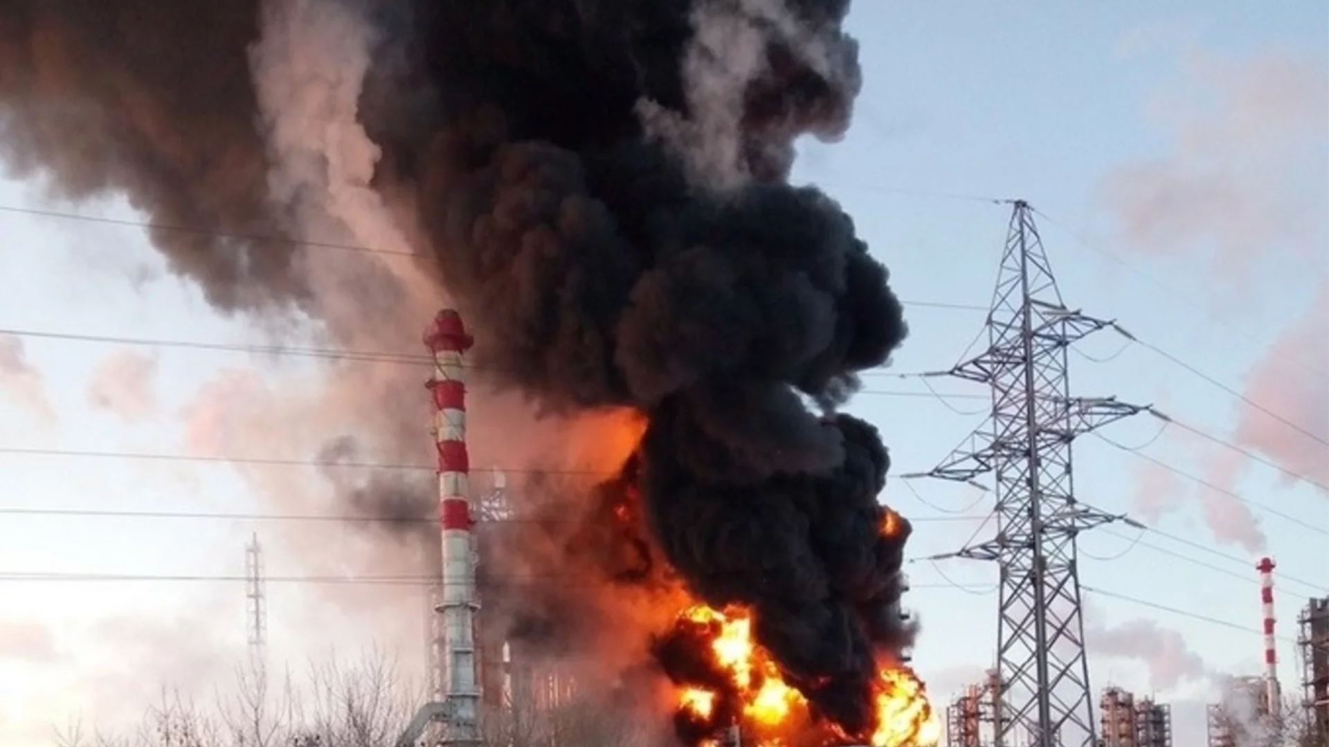 Топ нефтохимически комплекс в Русия излезе в летен отпуск, подписан от украински дронове (ВИДЕО)