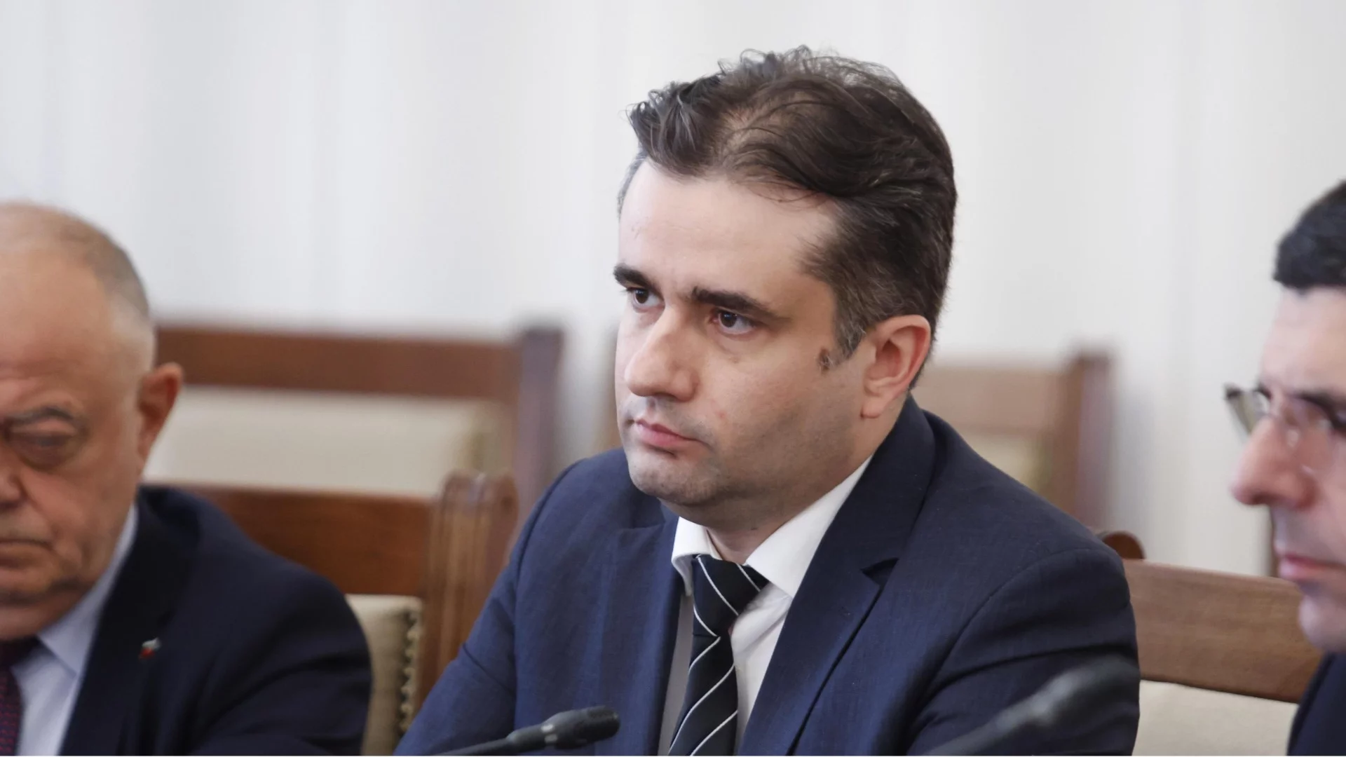"Разнопосочни, шизофренични сигнали": Божидар Божанов за действията на кабинета по темата Украйна