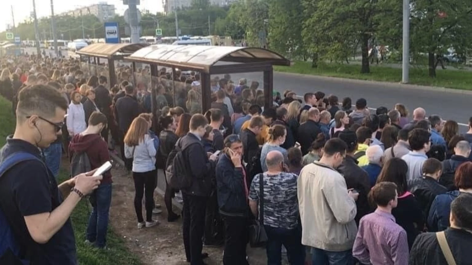 Само в Русия: Хората умират на опашки за бензин