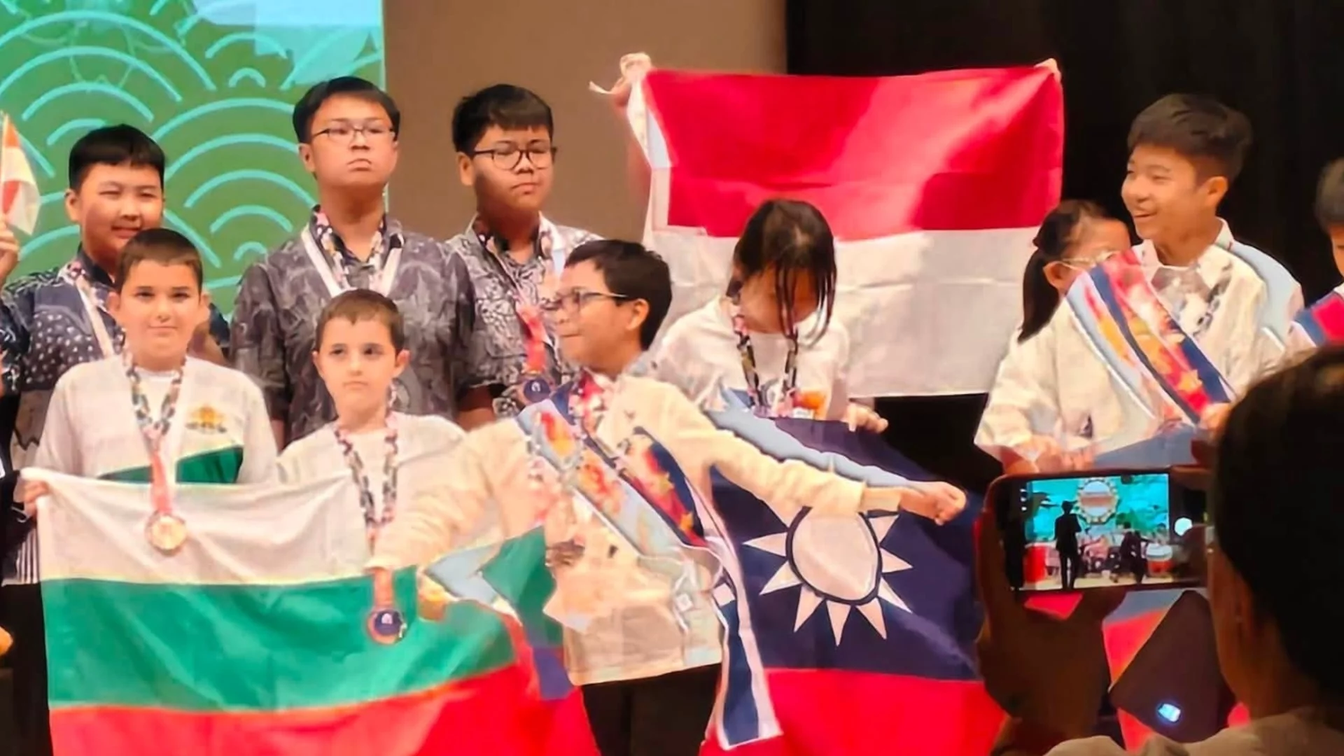 Млади математици от Самоков грабнаха медали от World Mathematics Invitational в Япония