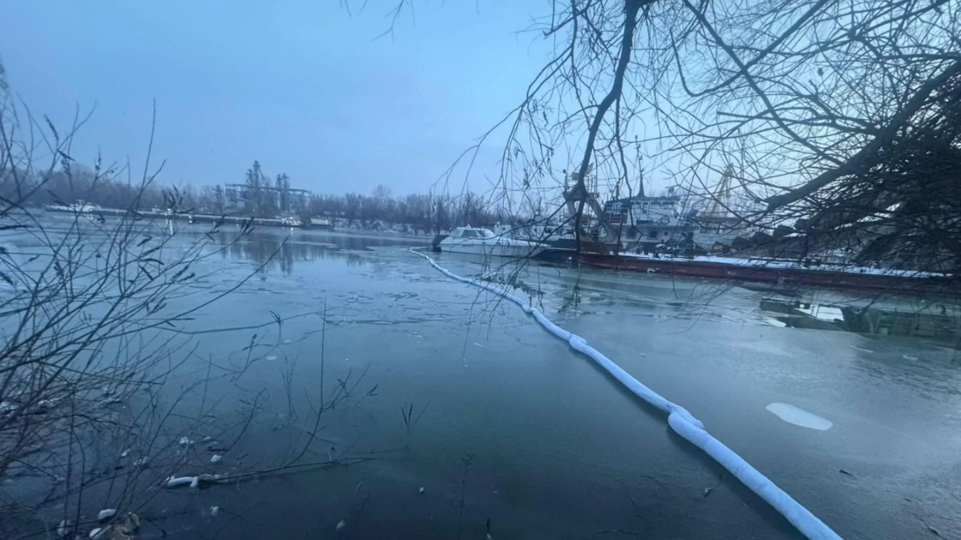 В плитчините: Два кораба заседнаха в р. Дунав