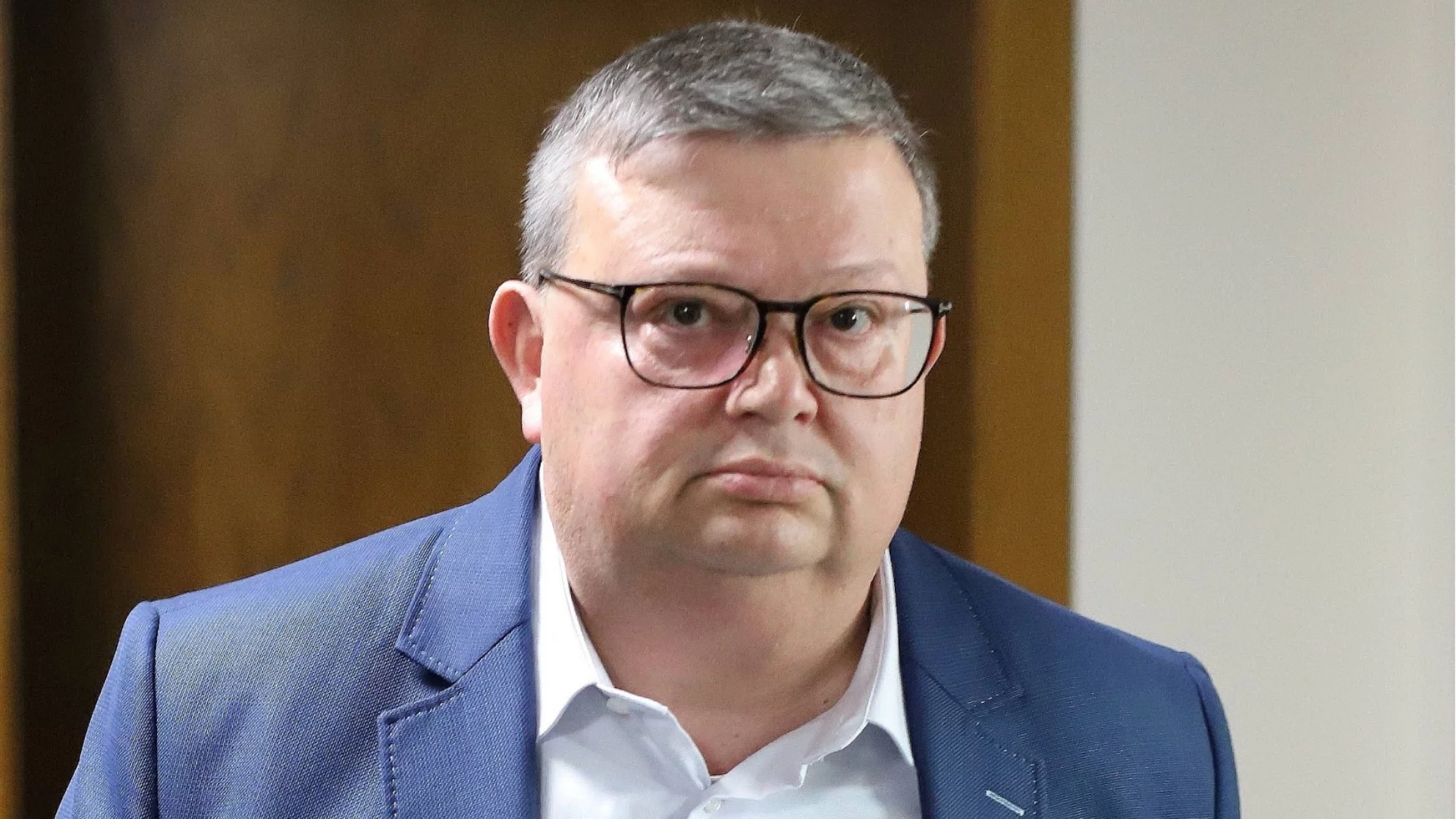 Вила в голф комплекс и апартамент в София: Цацаров си купува имоти "на промоция"
