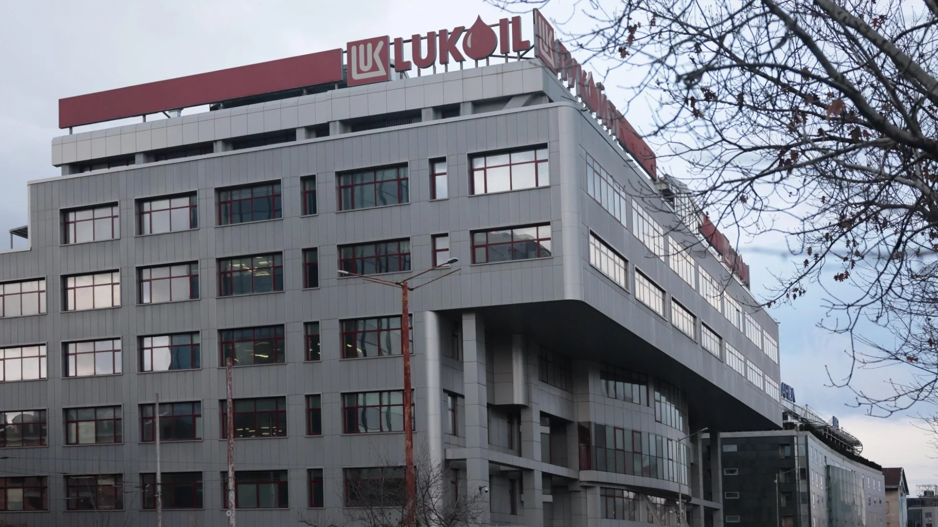 КС отмени текстове в закона, позволяващи продажба на "Лукойл" без съгласието на собствениците