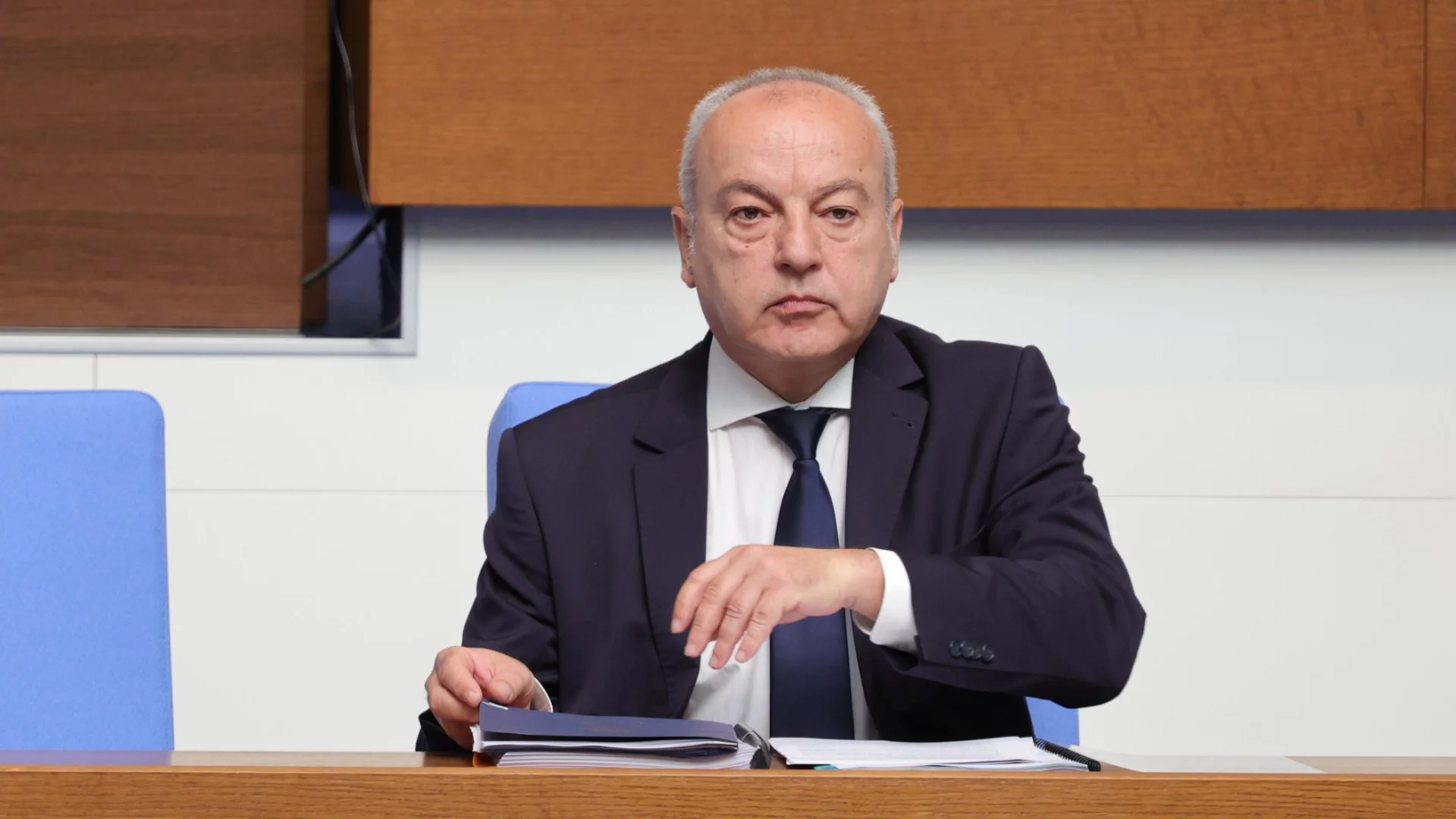 Между първо и второ четене: Отказаха да увеличат данъчното облекчение за деца, Гълъб Донев допусна промяна от догодина