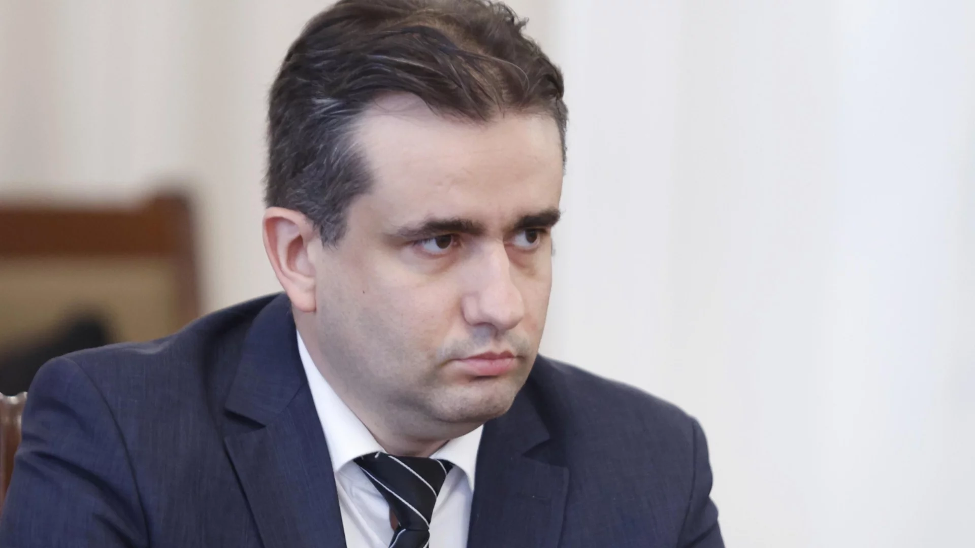 Американски самолети срещу дерогация за "Лукойл": ДБ подозират сделка между Радев и САЩ