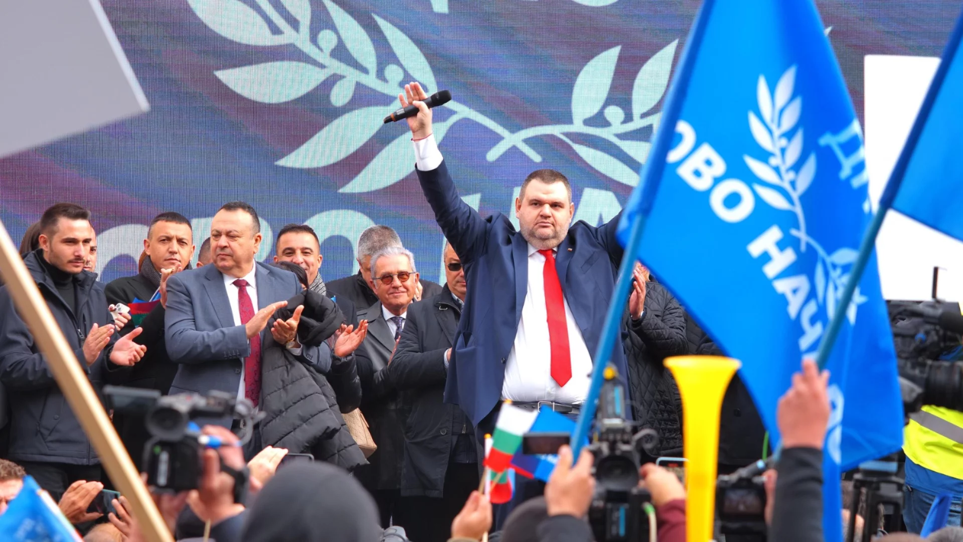 Пеевски с първа реакция, след като правителството го изгони от централата му
