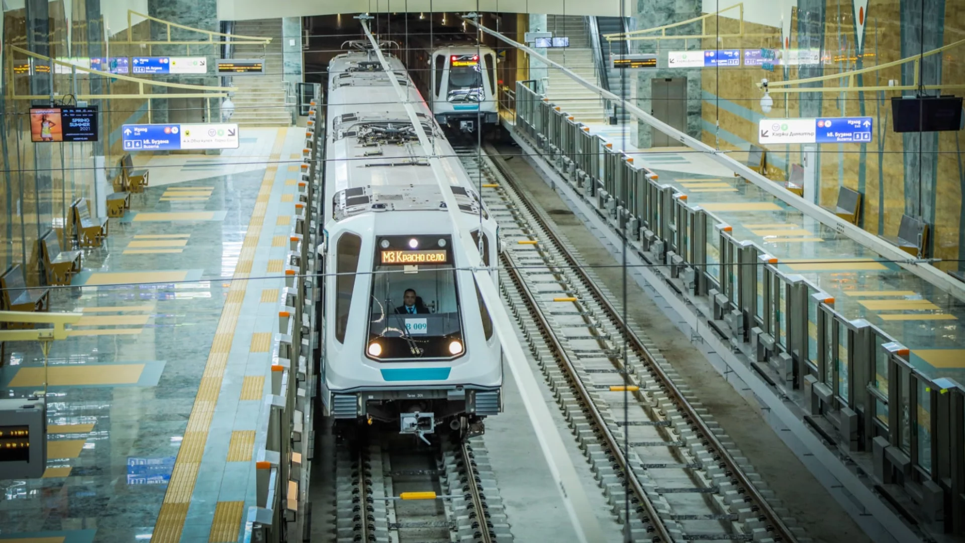 По-ясни указания в метрото: Обновяват всички аудио съобщения