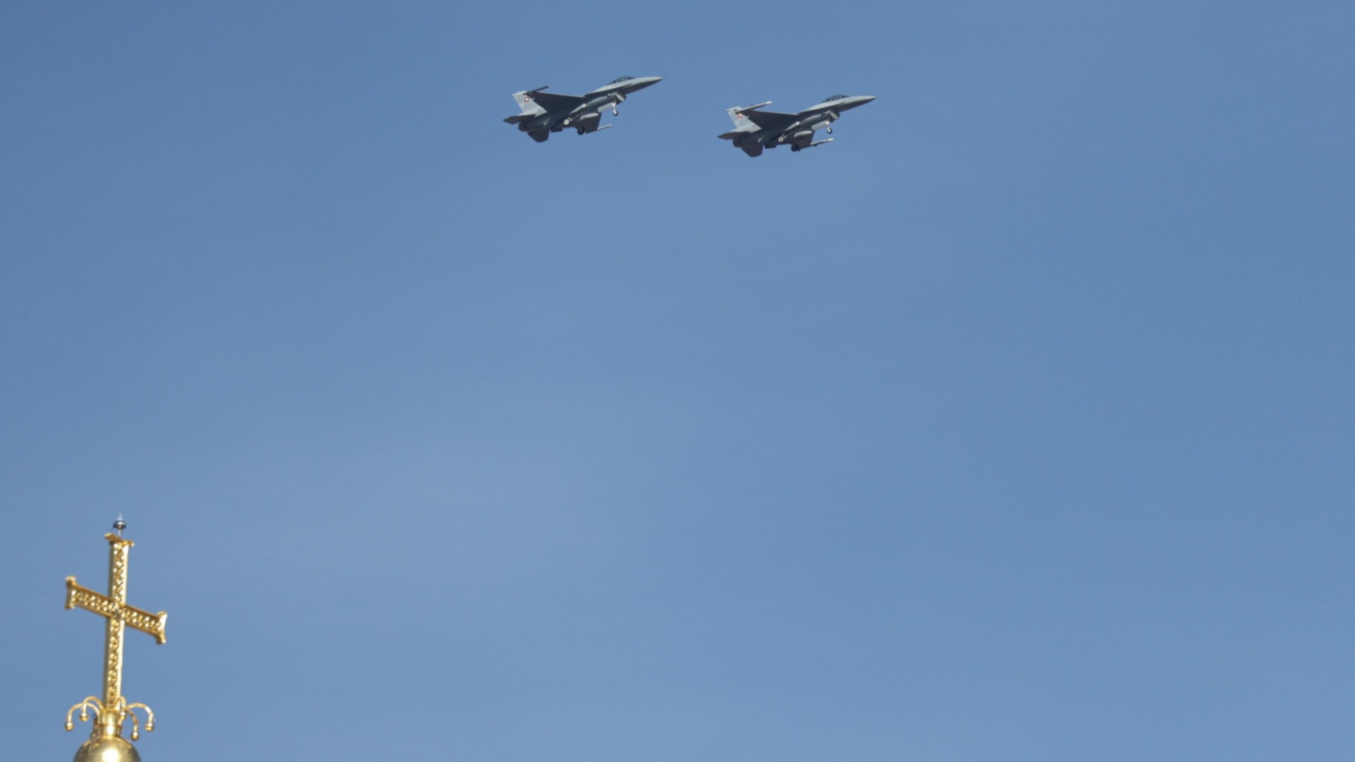 След сигнал за въздушна тревога: Румъния вдигна два изтребителя F-16