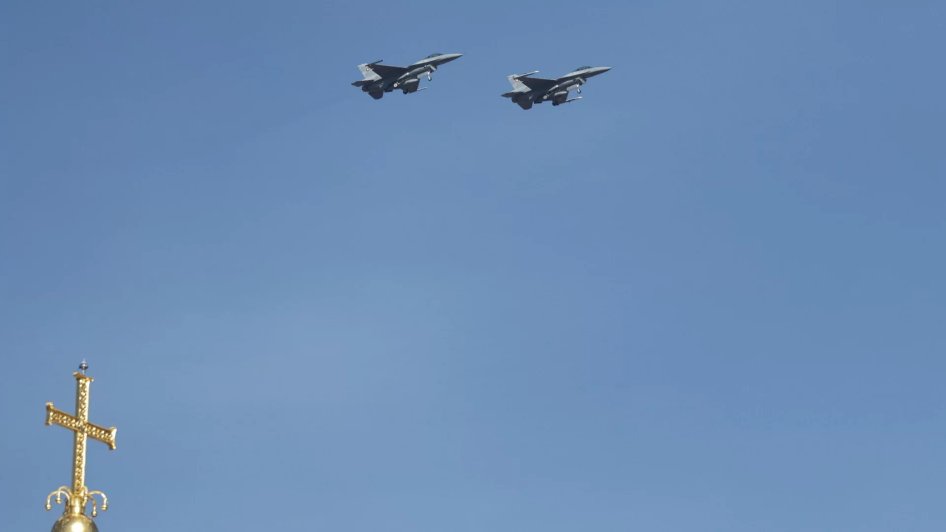 След сигнал за въздушна тревога: Румъния вдигна два изтребителя F-16