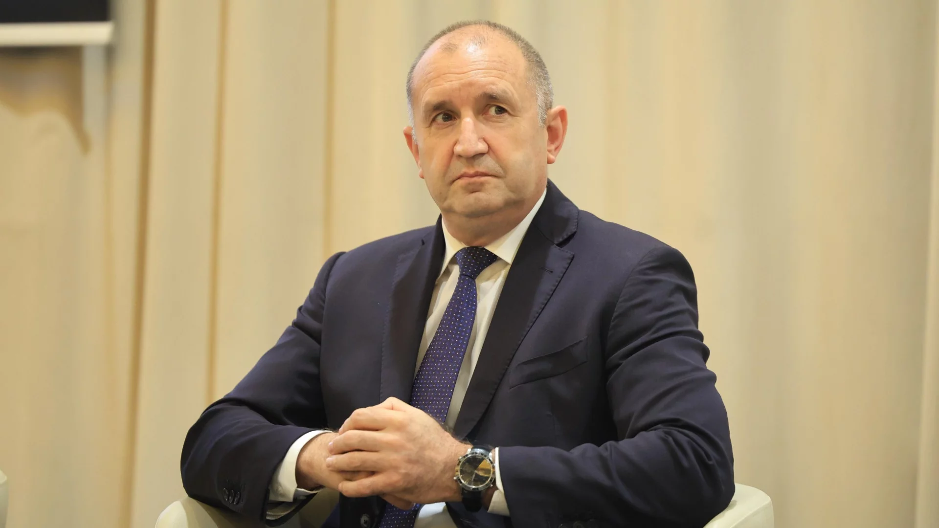 На автопилот: накъде води Радев България
