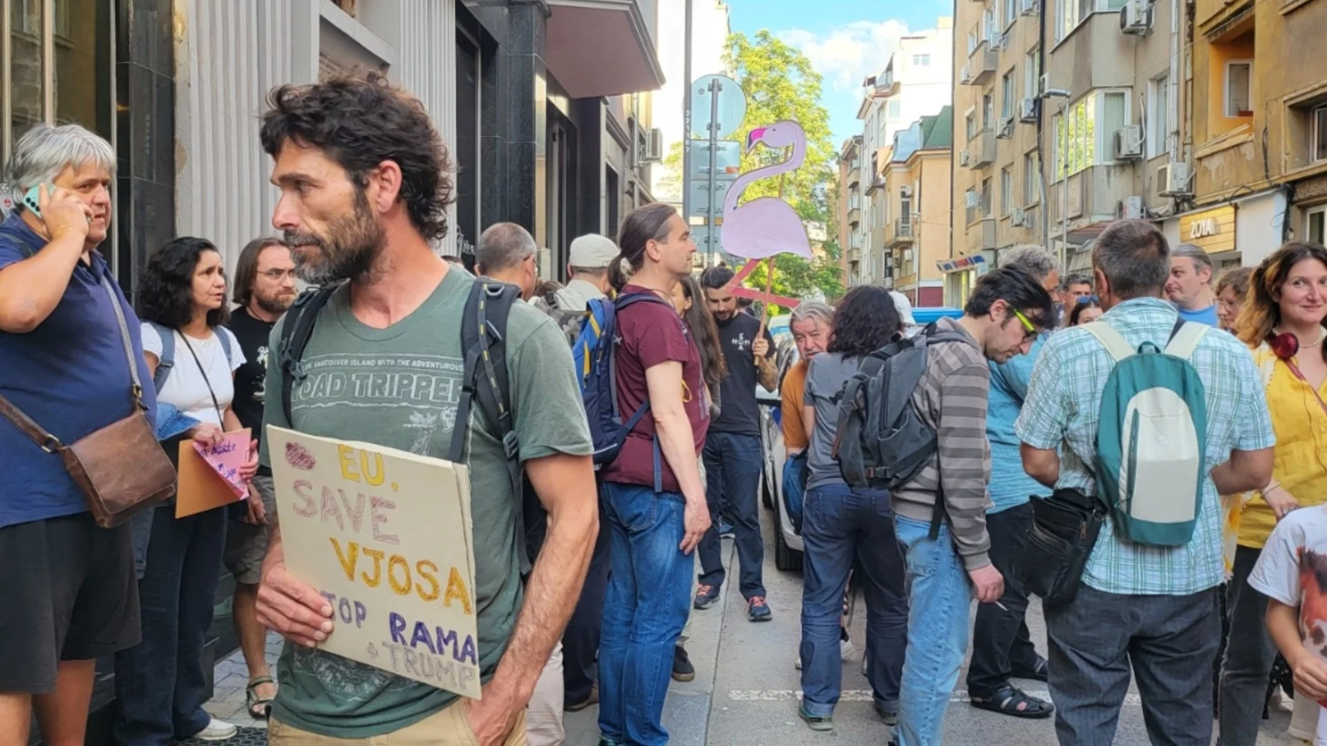„Благодаря ти, Тръмп, че ни обедини“: Водни оръдия отблъснаха протестиращите албанци (ВИДЕО)