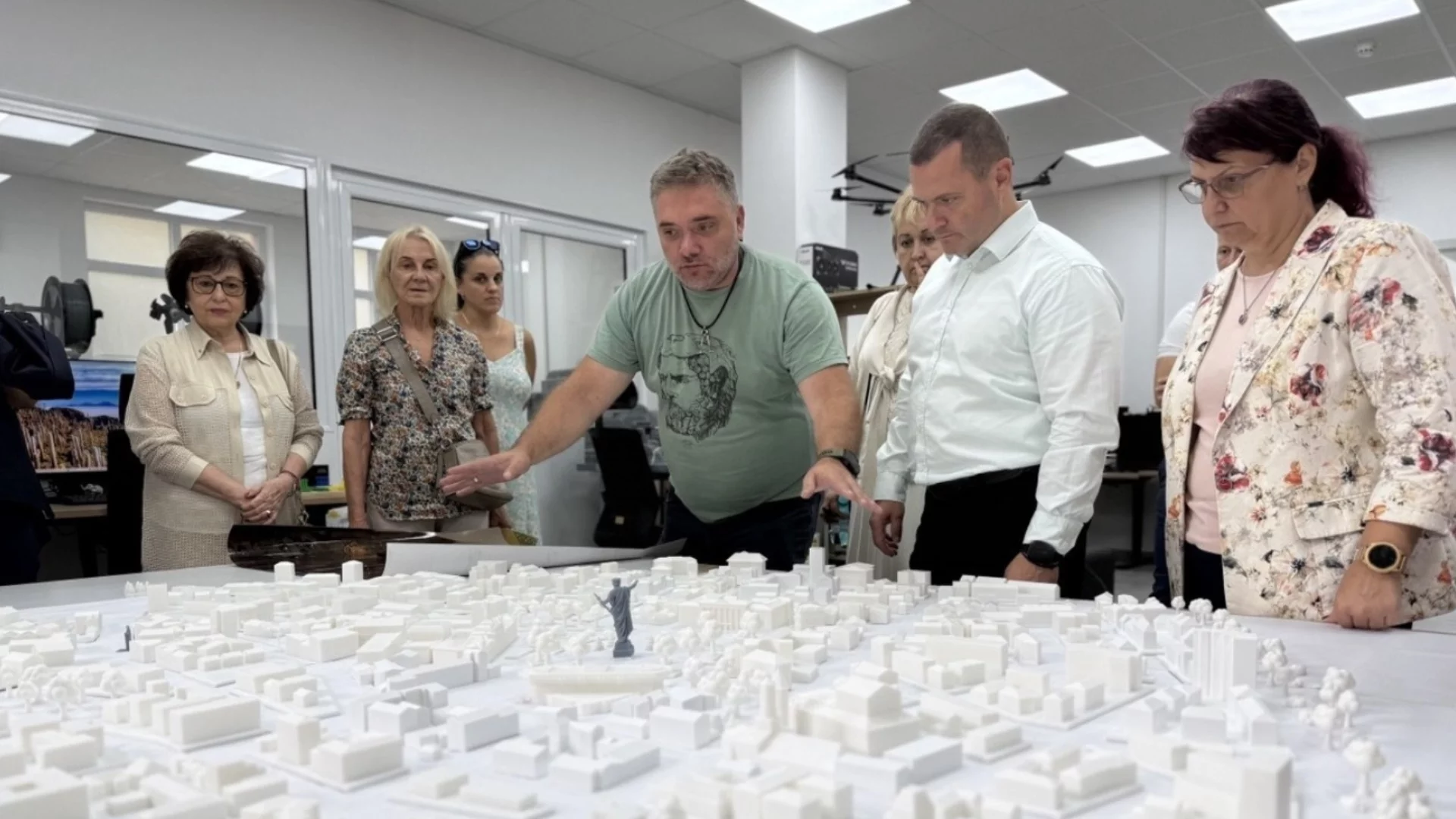 Кметът Пенчо Милков обсъди с експерти създаването на 3D макет на централната градска част на Русе   