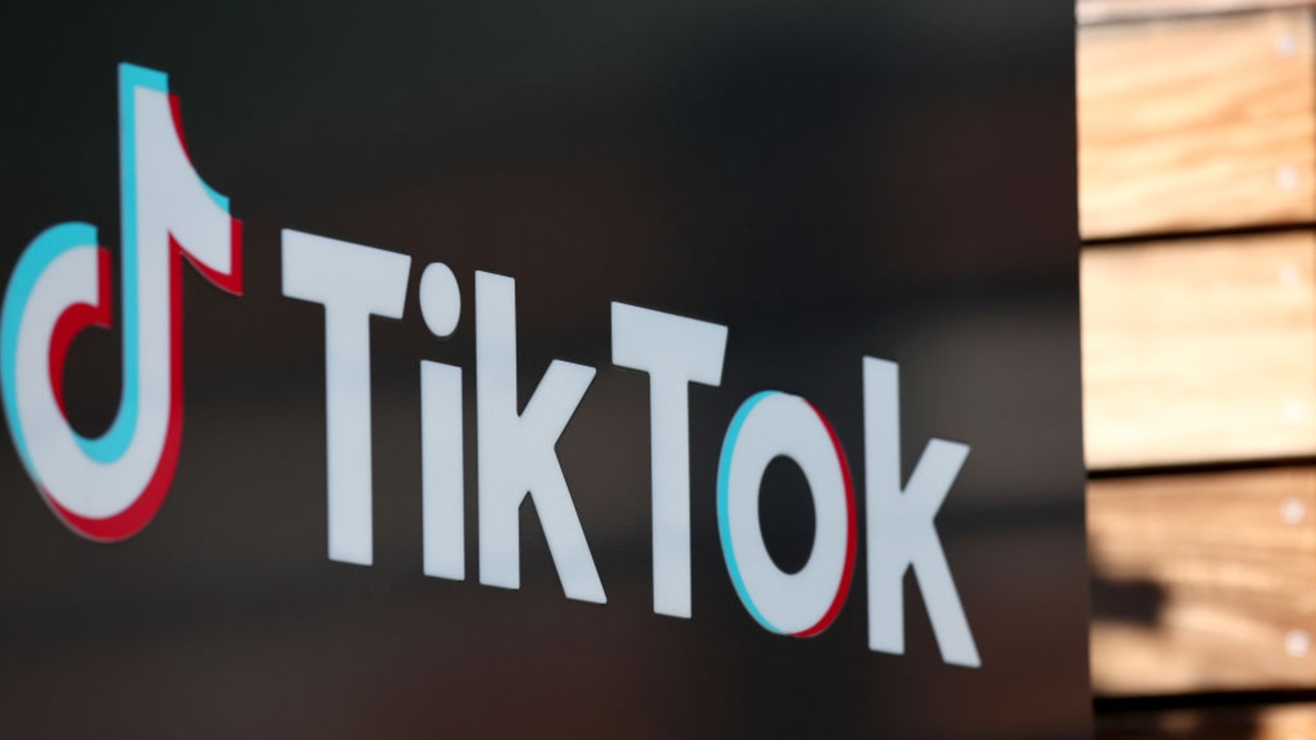 ЕК: Не е безопасно за непълнолетни в TikTok
