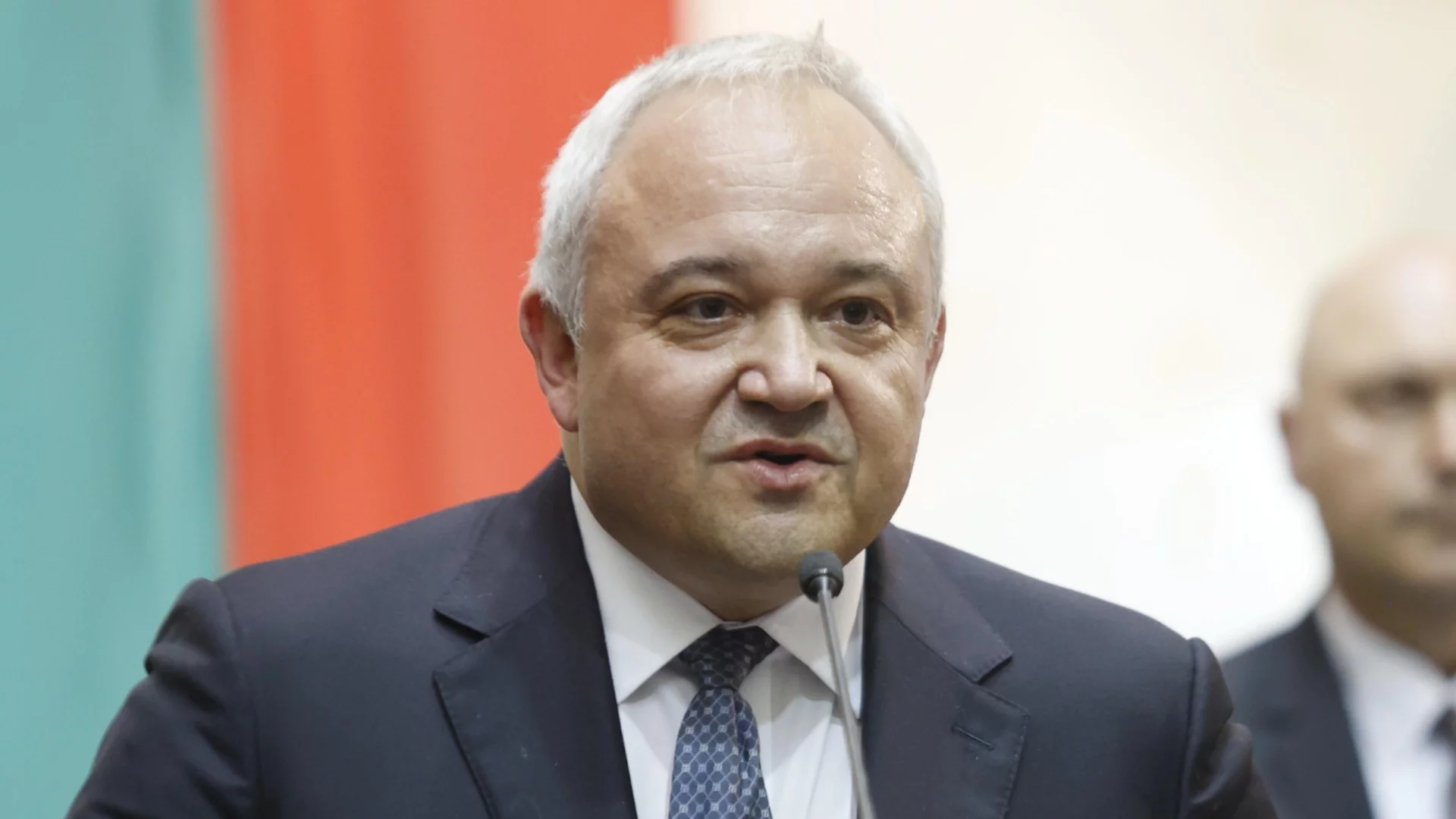Цинично е да коментират активите ми хора, чийто приходи са изпомпвани от държавата