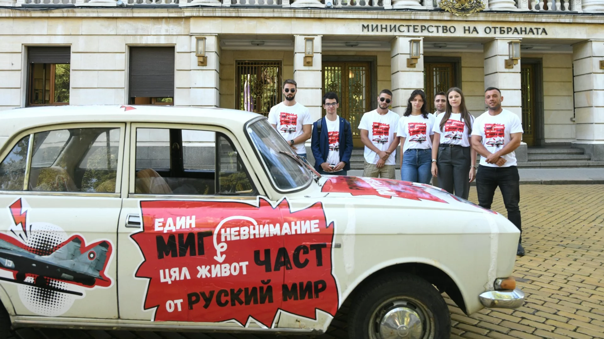 "Един миг невнимание - цял живот част от руский мир": Подариха стар "Москвич" на военния министър (СНИМКИ)