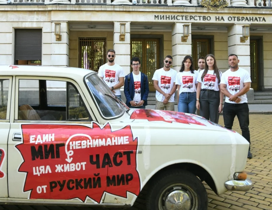 "Един миг невнимание - цял живот част от руский мир": Подариха стар "Москвич" на военния министър (СНИМКИ)