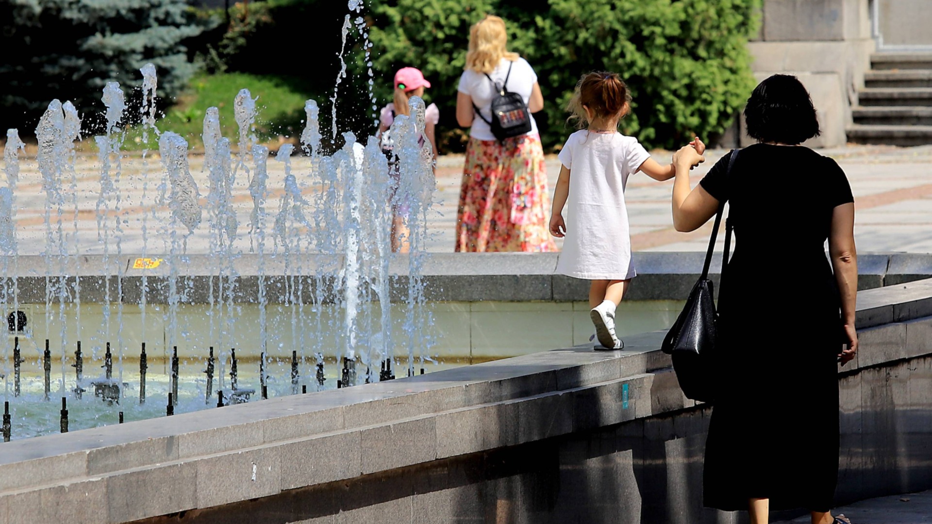 Горещата вълна дойде и при нас: Чакат ни поне 5 дни с 40°C