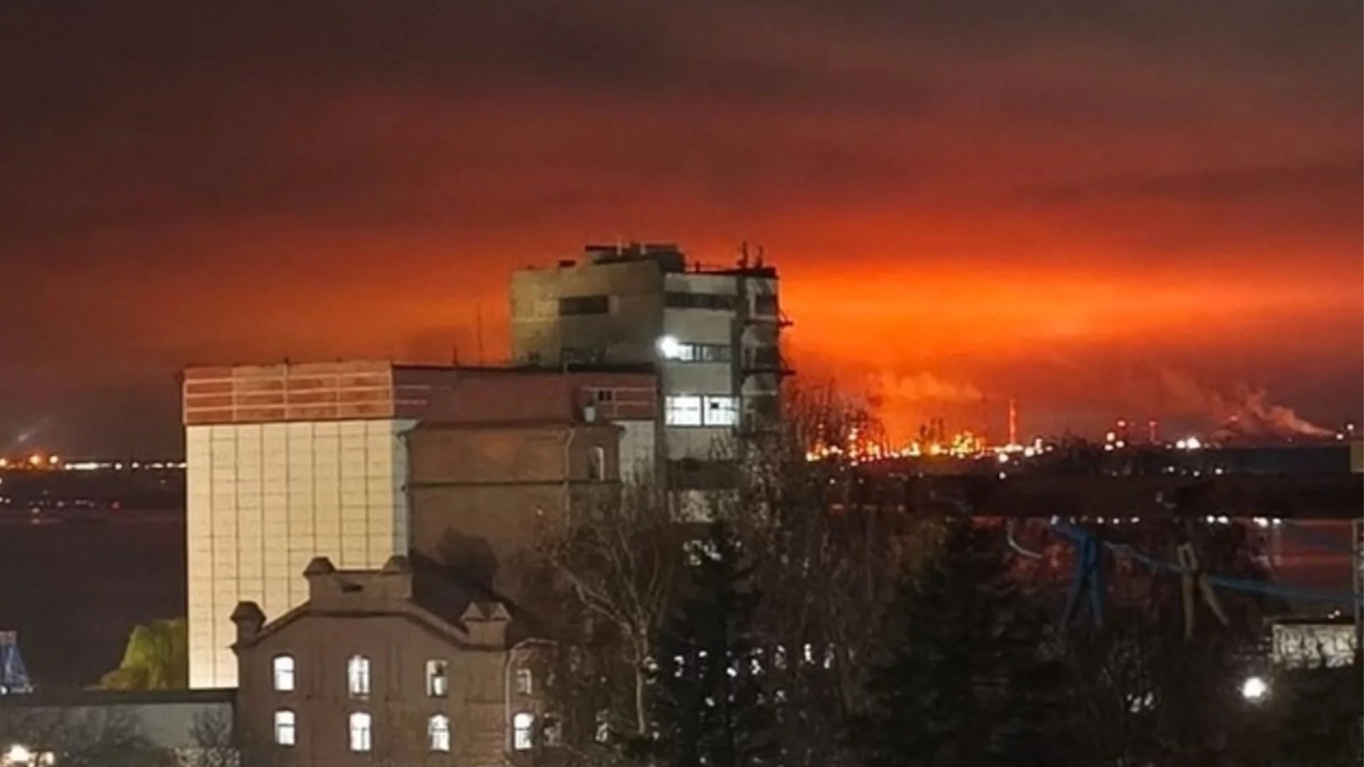 Украйна удари рафинерията в Саратов за 15-и път през войната, подпали и пореден склад на "руския Amazon" (ВИДЕО)