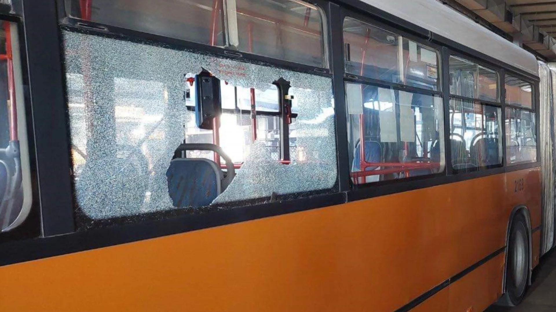 Задържаха непълнолетен за нападението срещу шофьора на автобус в София