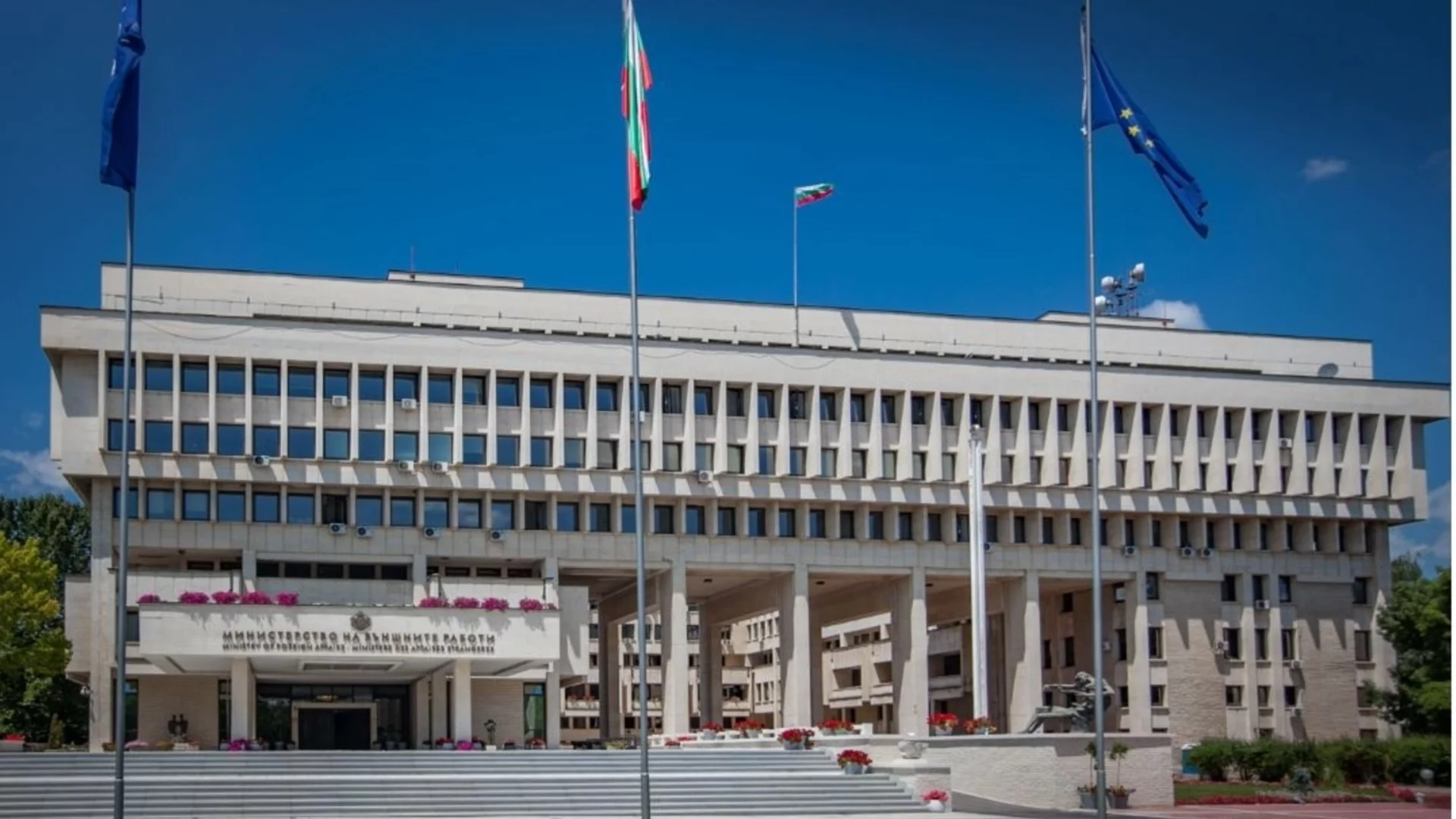 Средната възраст на работещите във външно министерство гони пенсионната