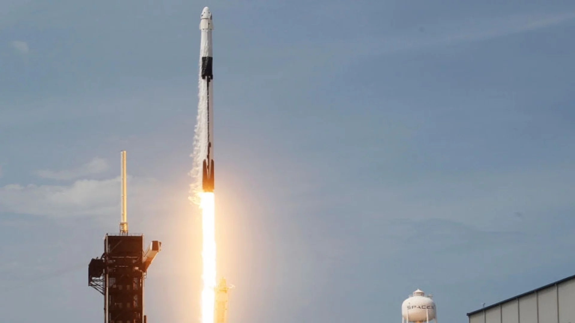 Учени: Степен от ракета на SpaceX се разби в Луната, вероятно оставяйки нов кратер