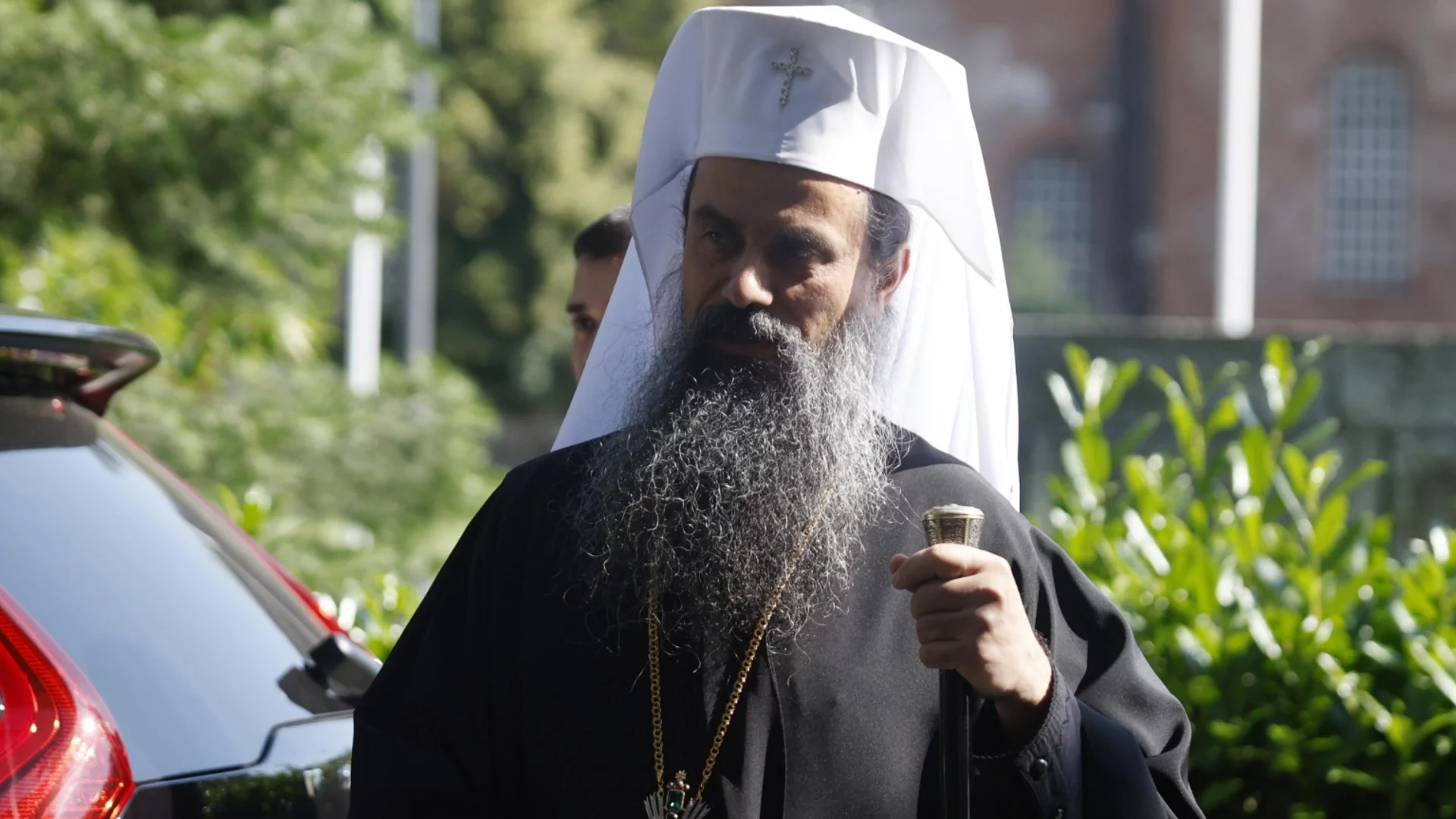 Първо с лифт, а после на кон: Патриархът се качва на езерата, за да благослови водите на България
