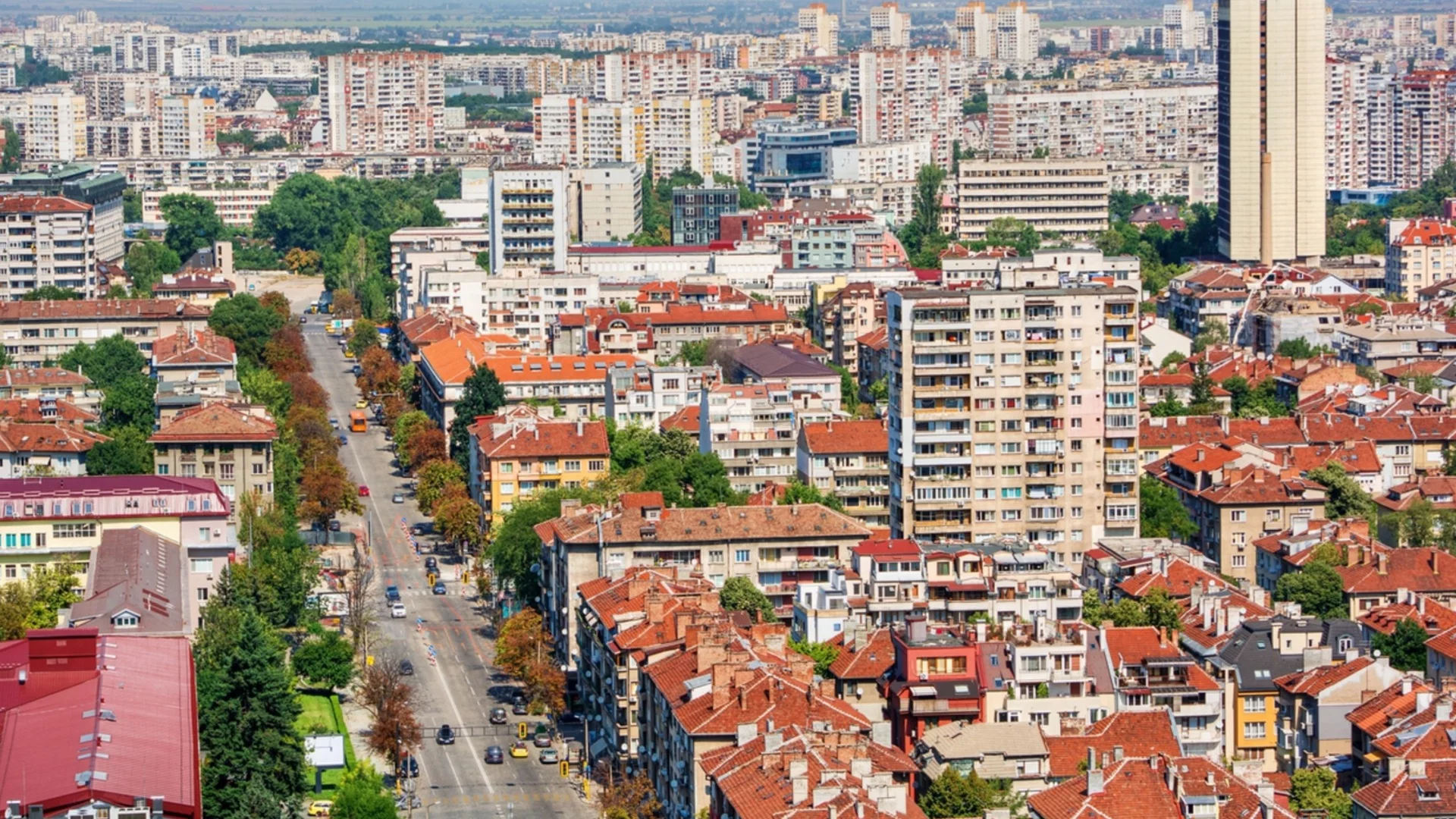 Имотният парадокс у нас: Повече жилища, по-малко хора, а растящи цени