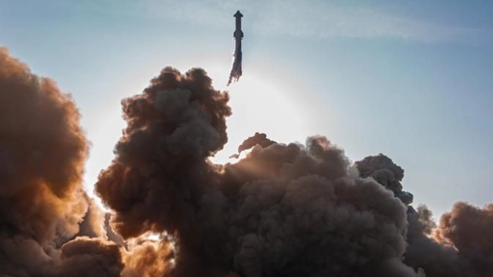 След катастрофата на SpaceX: Луната може да претърпи същата съдба като земната орбита