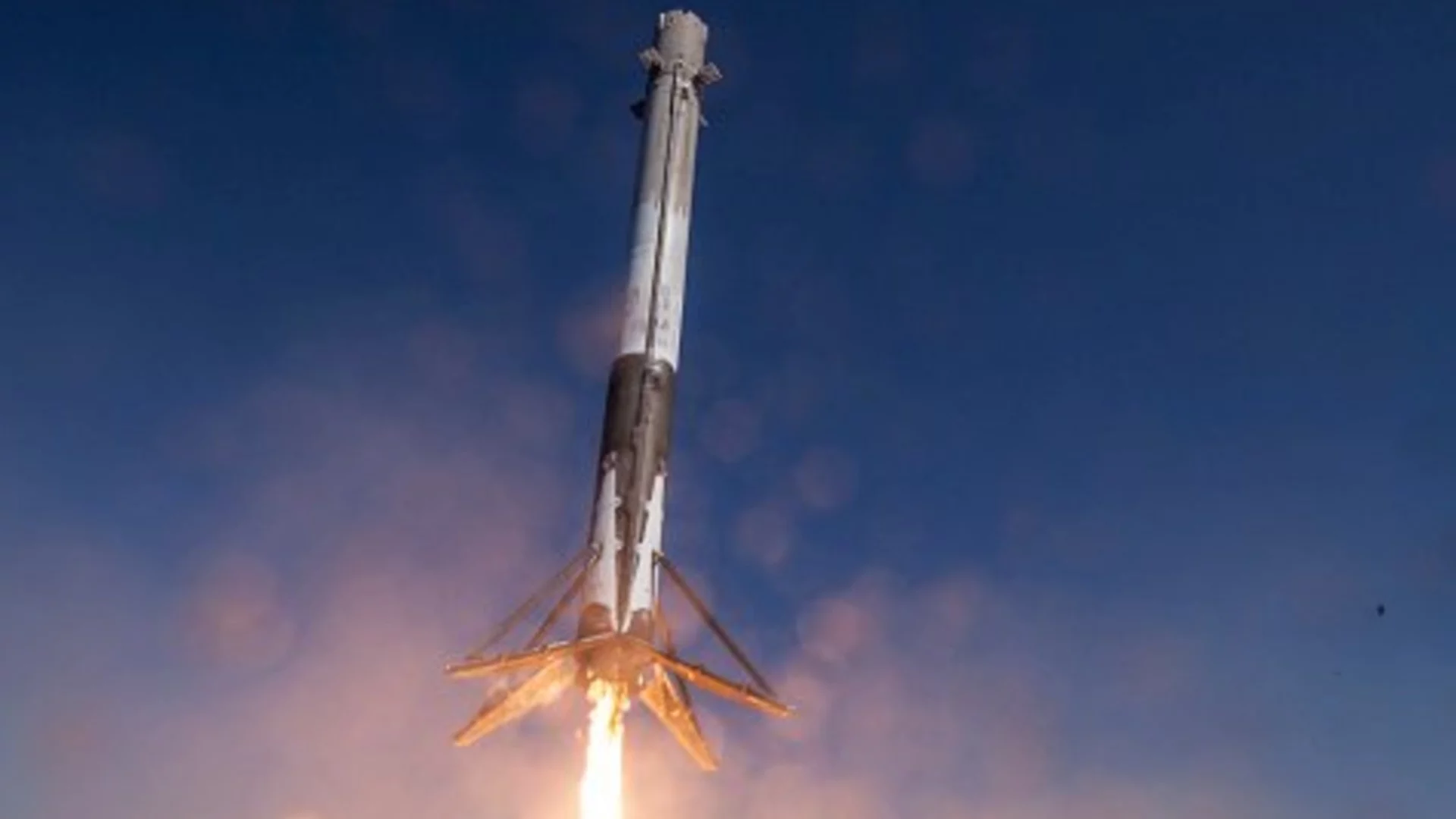 Учени: Ударът на ракетата на SpaceX с Луната е „дар за науката“