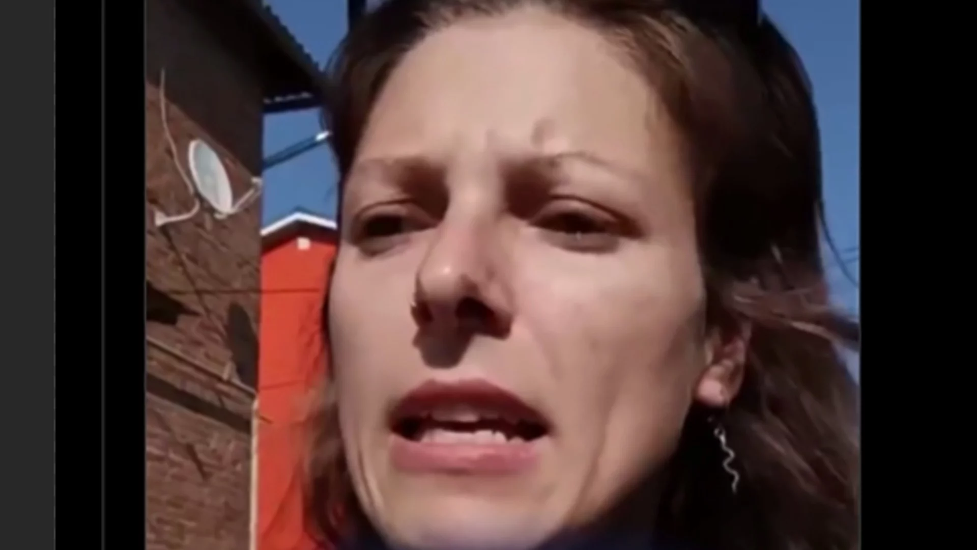 "Бъдете проклети!": Руска майка полудя от ярост, след като ракета прелетя над детето ѝ