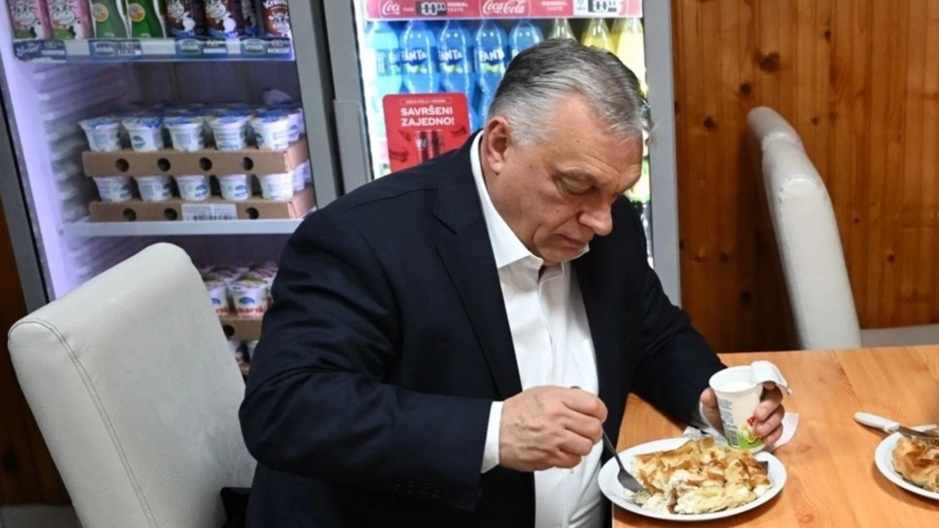 Орбан си хапна сладко кебапчета в Сърбия (ВИДЕО)
