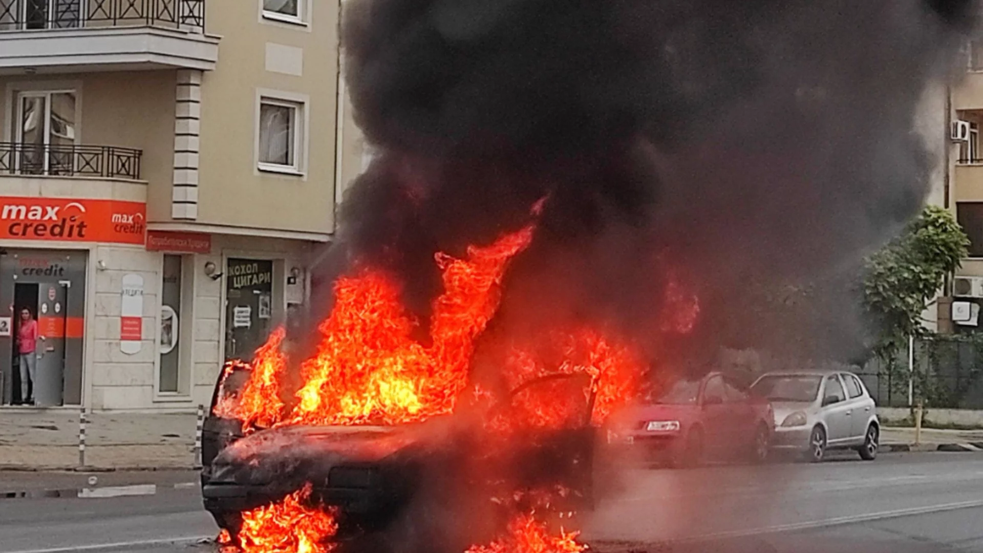 Кола се запали на "Хемус": Спряха за кратко движението (ВИДЕО)