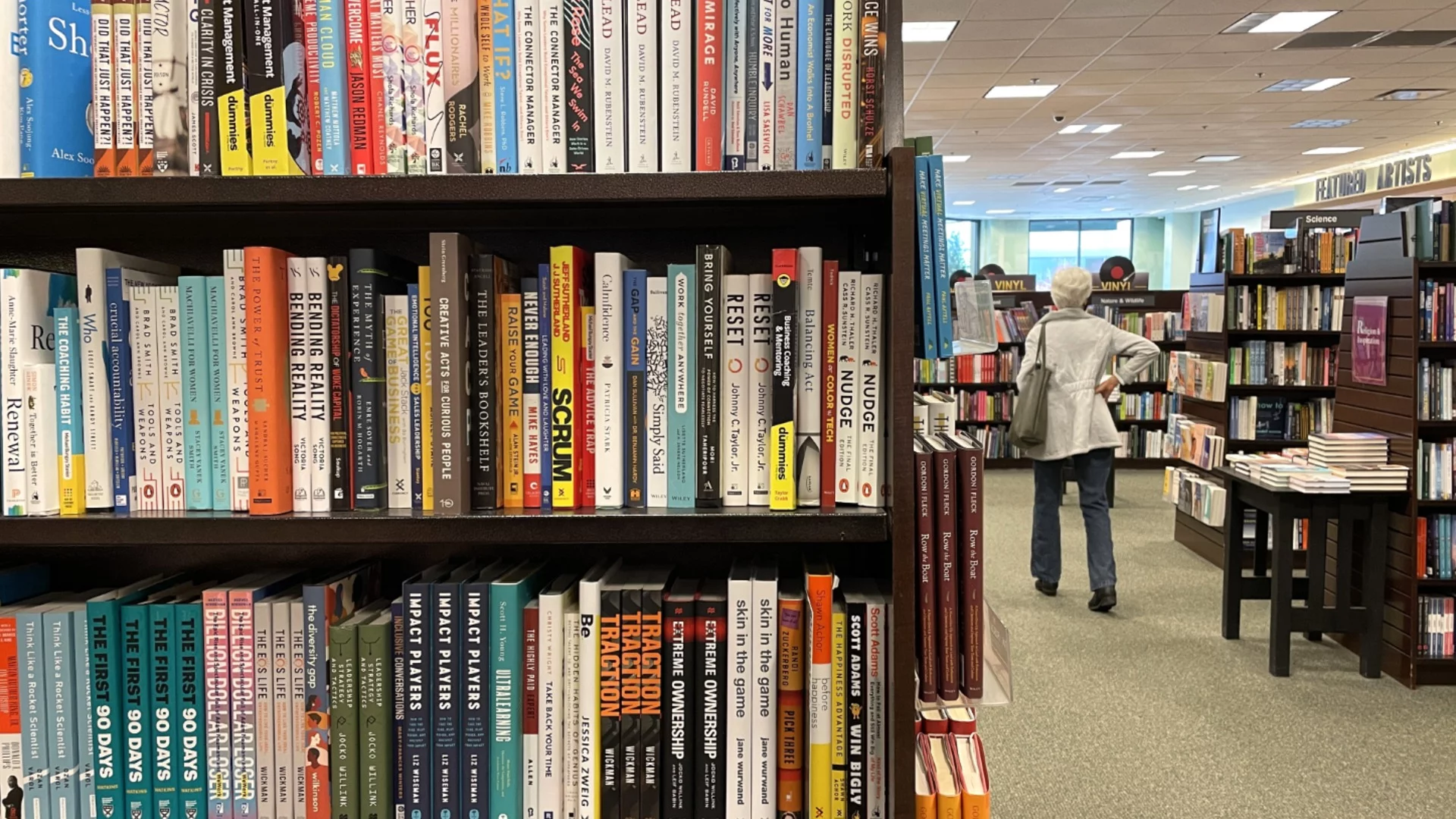 "Цените се надуват изкуствено от печалбари": Как една книга в Гърция струва 15€, а в България - 27€