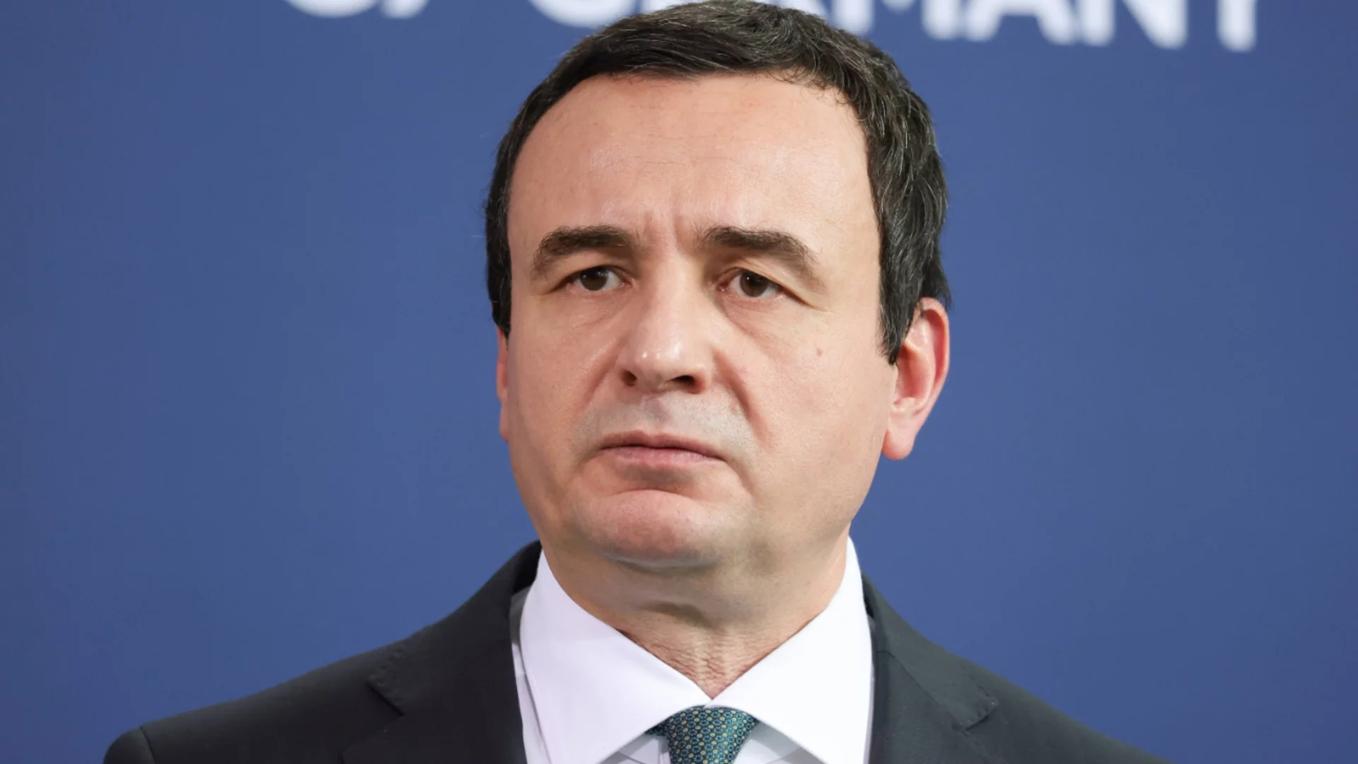 Косовският премиер под обстрел: Яйца летяха по Курти в парламента (ВИДЕО)