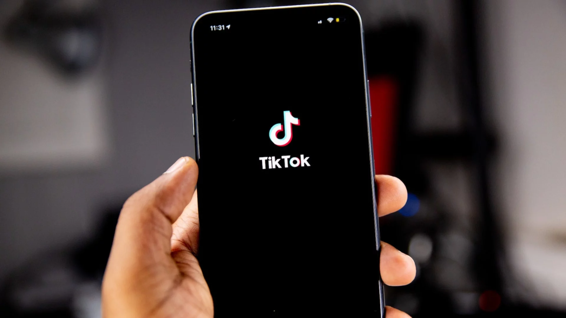 Родители, пазете децата си от TikTok: ЕС регулира капачките на бутилките, но не и едно дигитално оръжие